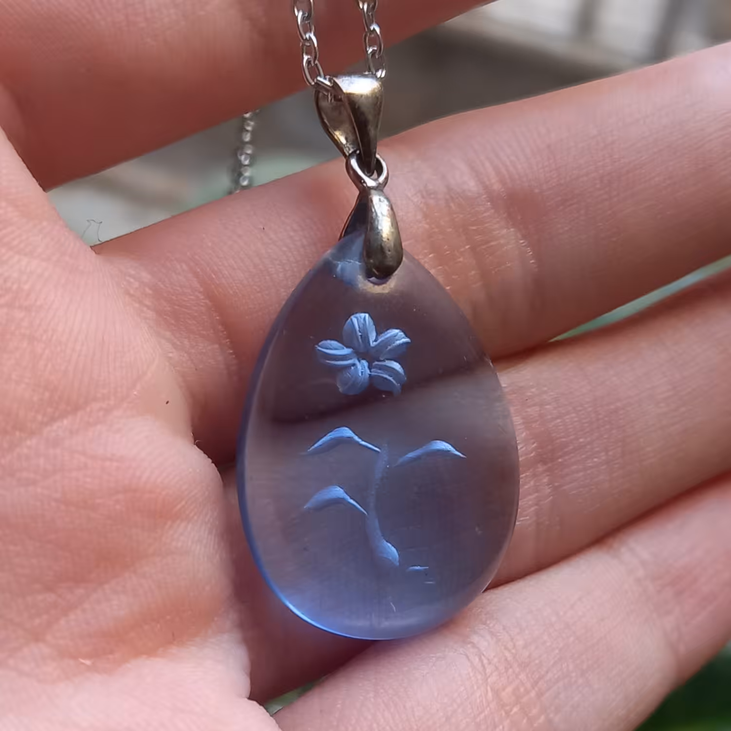 گردنبند گل اوبسدین همراه زنجیر