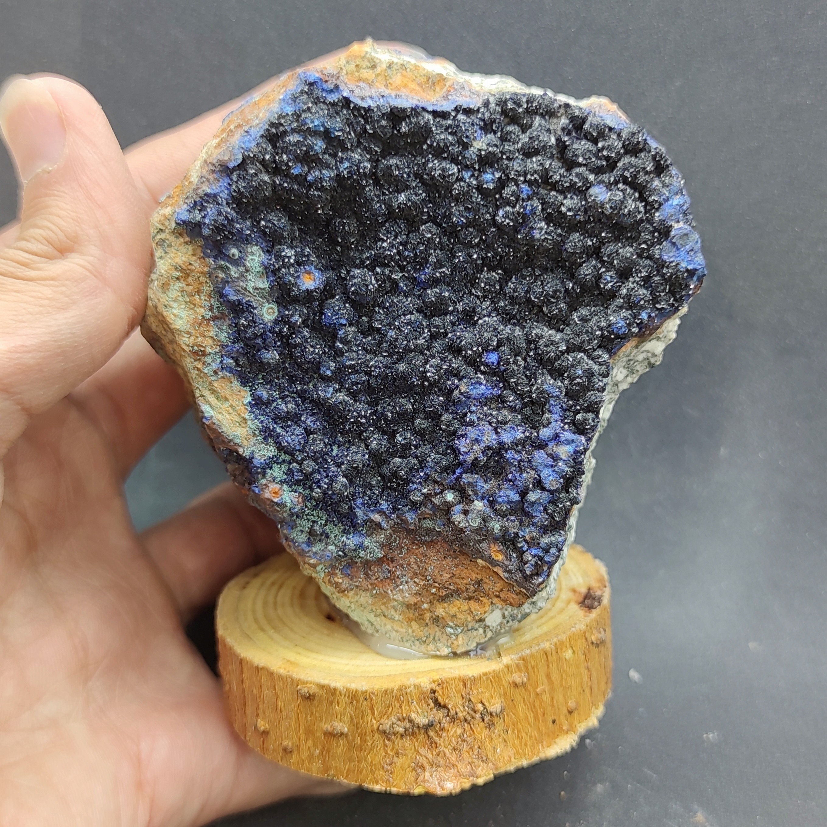 سنگ زیبای آزوریت ایرانی پر بلور و باکیفیت نصب شده بر روی پایه چوبی مناسب دکور و کلکسیون 