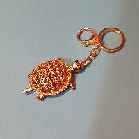 جا کلیدی.مدل دوسر.تماما نگین کاری شده با کریستالهای بنفش.سفید و مشکی.طرح لاک پشت