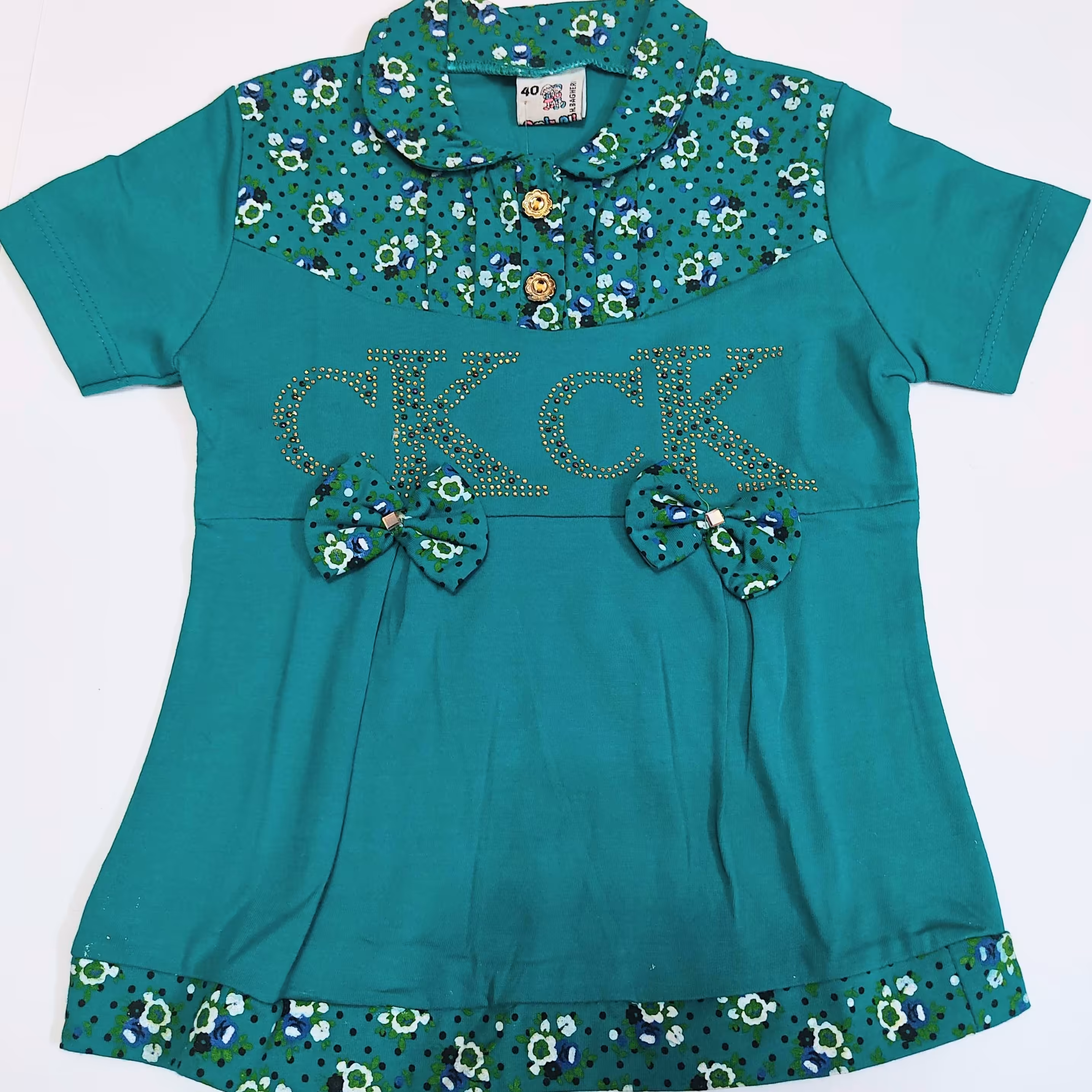 تیشرت دخترانه
 پنبه خالص سایز 40
 یقه ب ب 
نگین کوبی
 پاپیون برجسته
 یقه دکمه خور 
مناسب  سه تا چهار سال  بلوز دخترانه