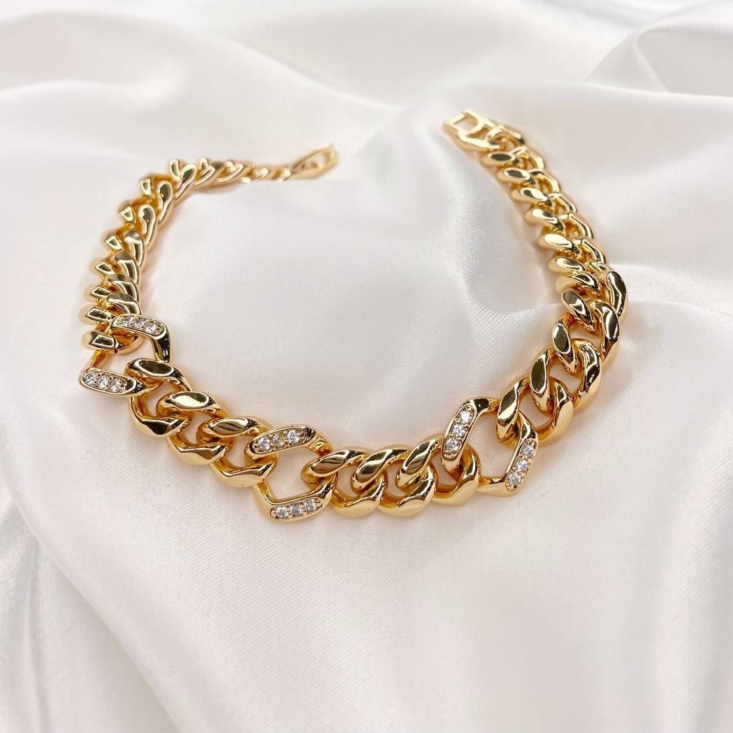 دستبندکارتیر نگین دار طرح.کد190210280
جنس ژوپینگ آبکاری آبطلا.رنگ ثابت ضدحساسیت