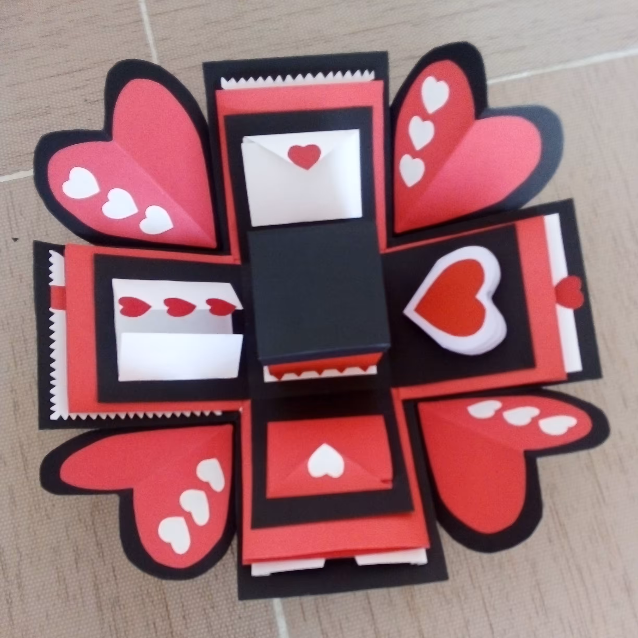 جعبه کادو سورپرایزی 3لایه با 12 آیتم متنوع دارای جعبه کوچک