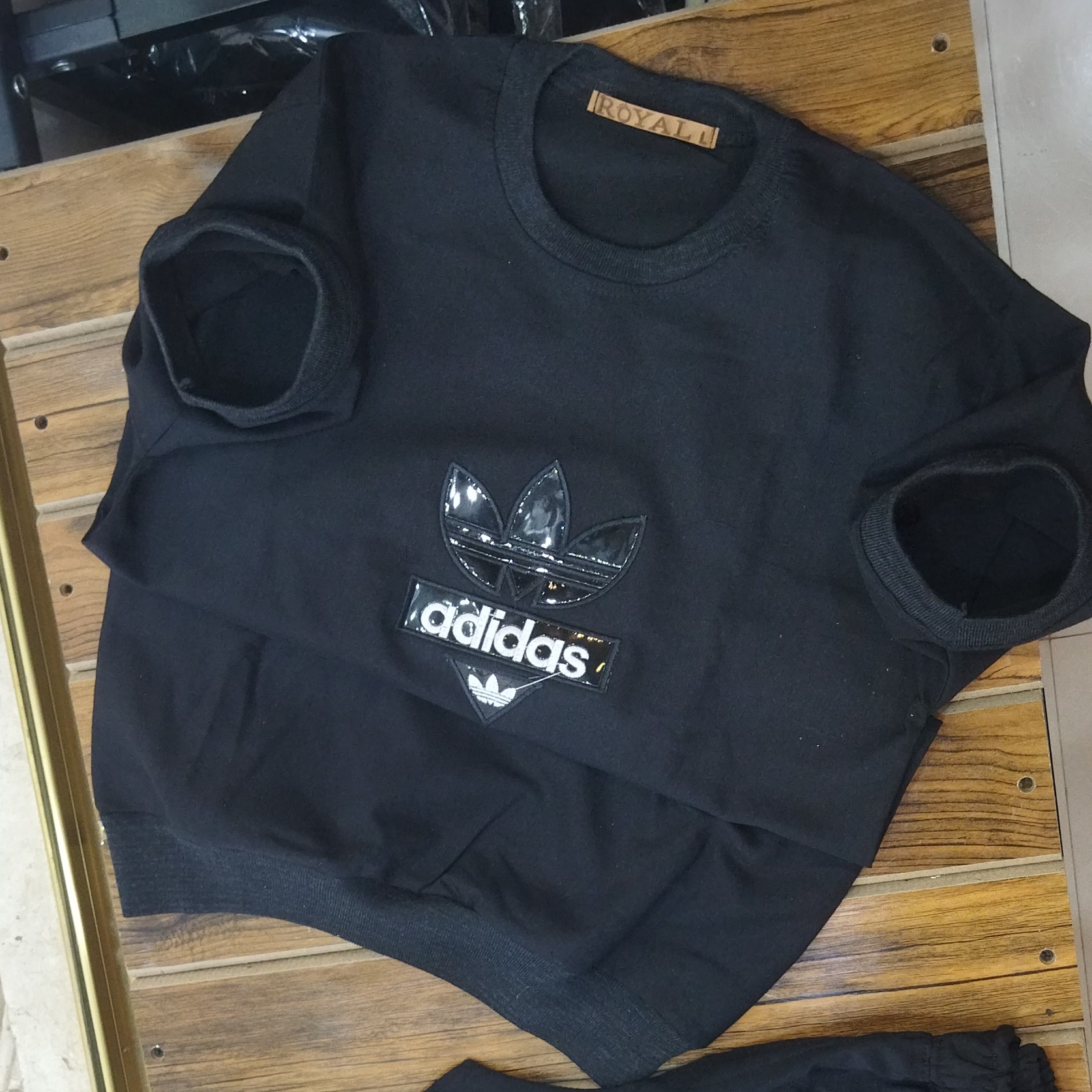 ست تیشرت و شلوار اسلش گلدوزی چرمی آدیداس آستین کش و کمر کش و دمپا کش