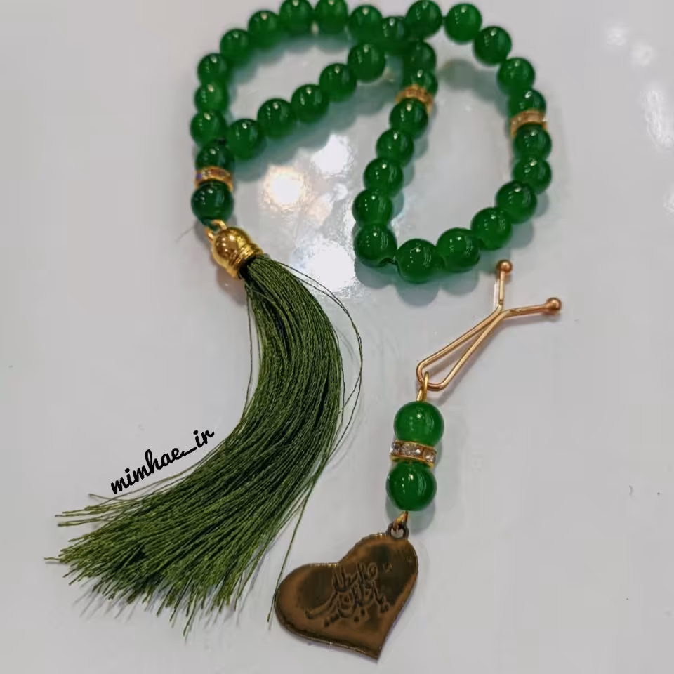 تسبیح و گیره روسری سبز رنگ و گیره روسری پلاک دار ذکر یاعلی عید غدیر 