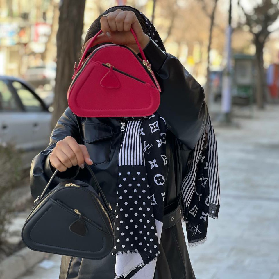 کیف زنانه و دخترانه پاسپورتی هرمی جلو زیپ آویزدار دستی و دوشی ارسال رایگان