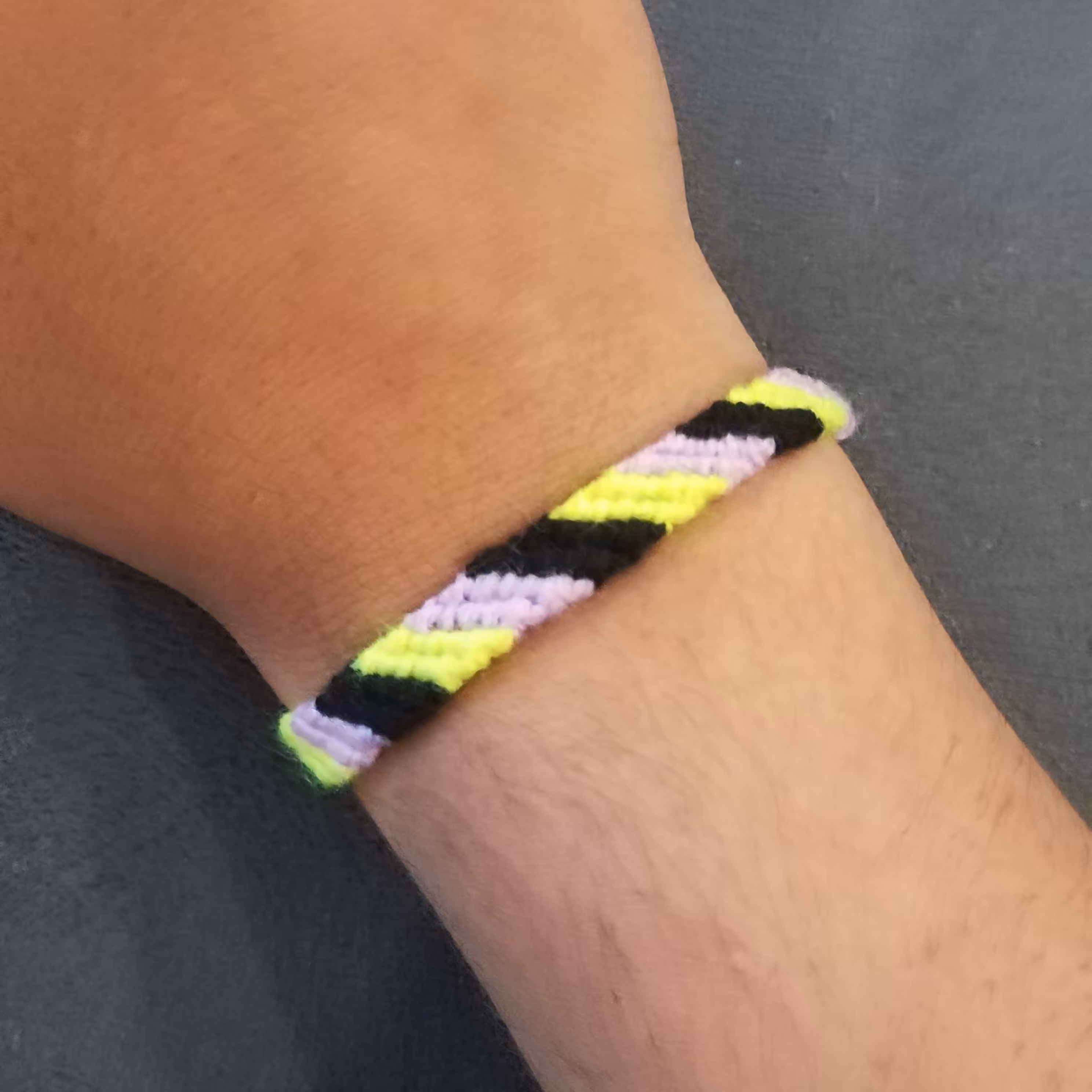 دستبند دوستی بافتنی طرح موربی رنگ زرد،بنفش و مشکی