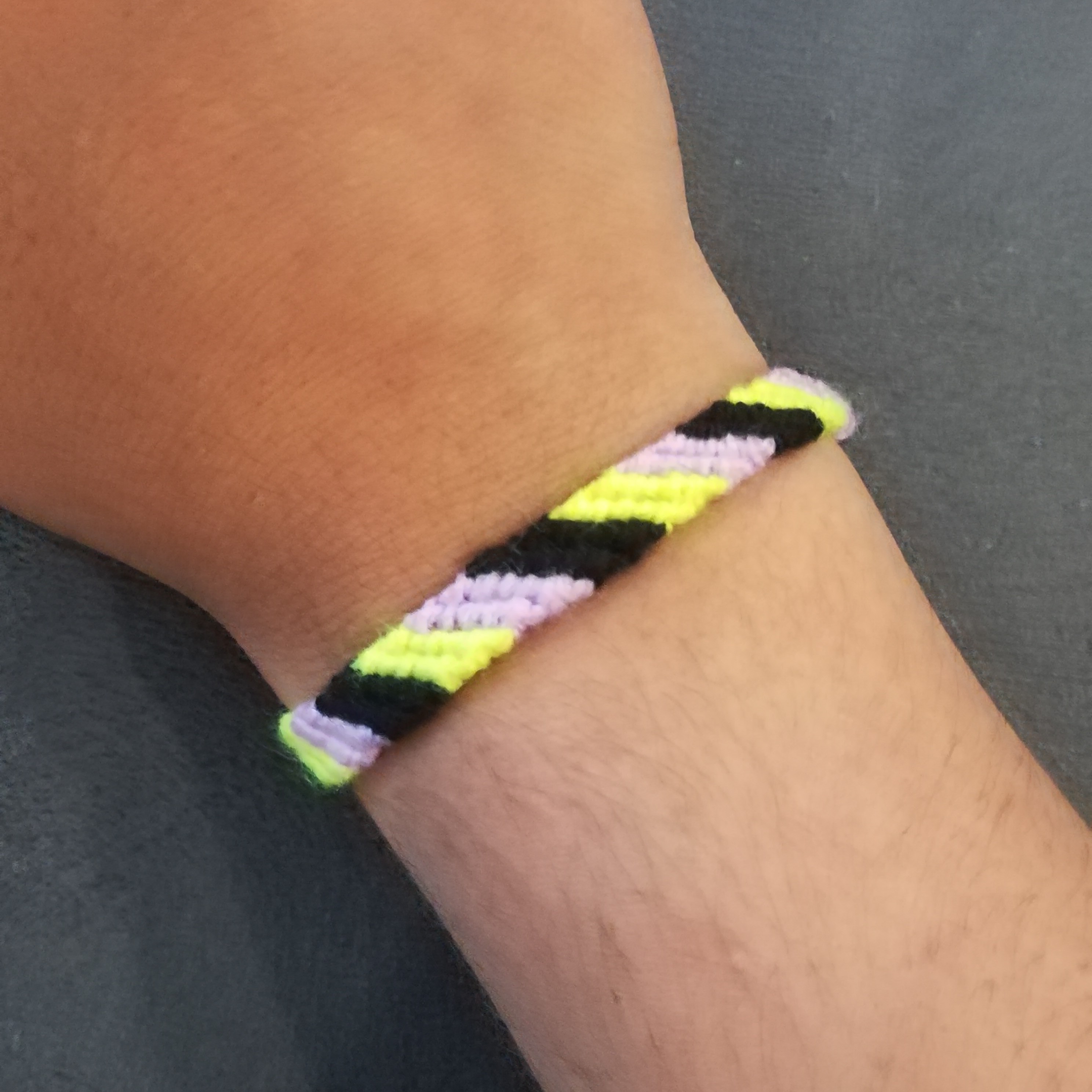 دستبند دوستی بافتنی طرح موربی رنگ زرد،بنفش و مشکی