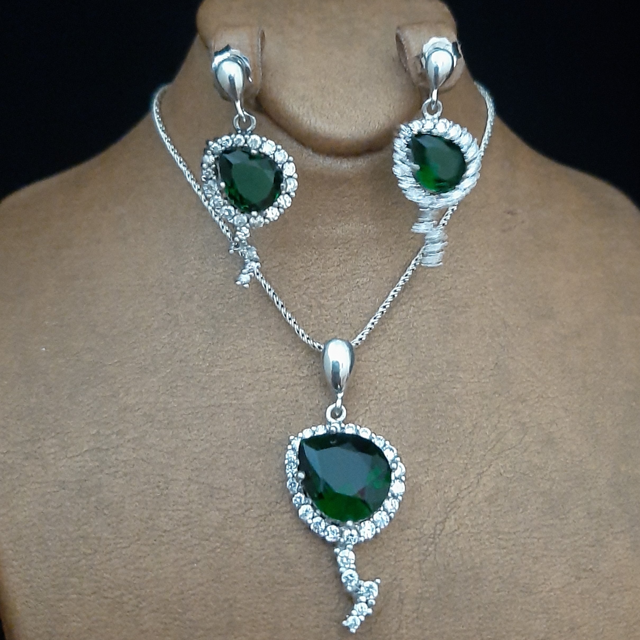 نیم ست زنانه نقره کد 400 وزن کل 13 گرم و نیم طول زنجیر  50 سانت عیار 925 مخراجکاری حرفه ای و ماهرانه نگین زمردی سبز 