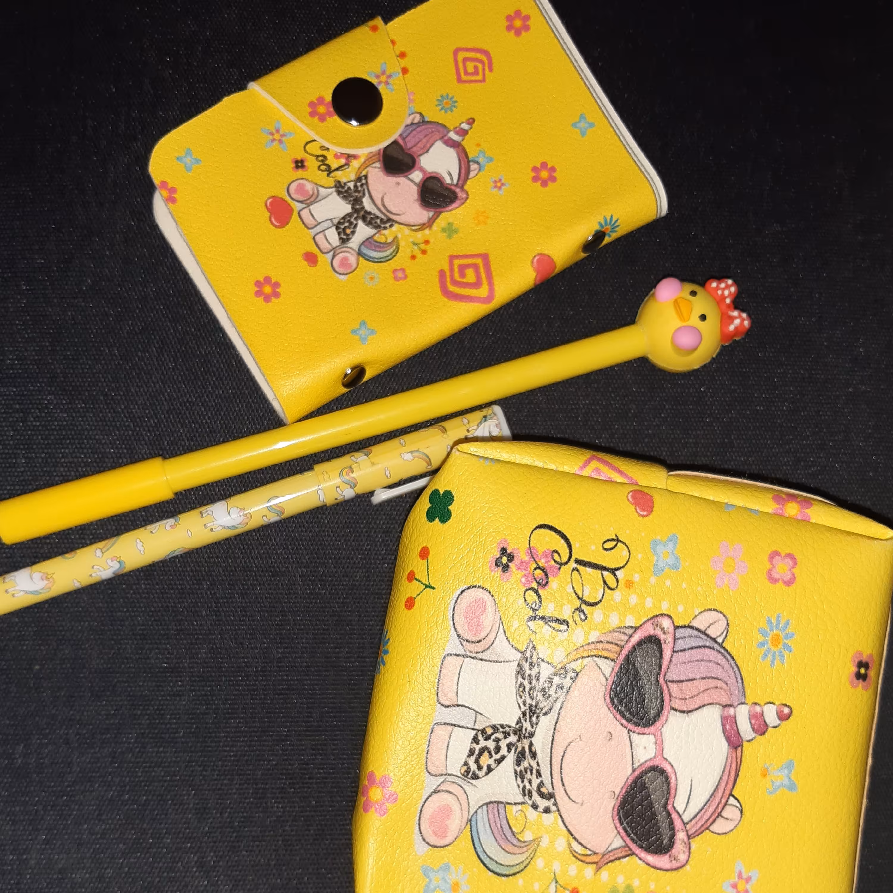 پک هدیه برای دختر خانه ای زیبا پسند  پک شامل کیف شارژر و کیف جا کارتی و روانویس ساده و روانویس با طرح جوجه