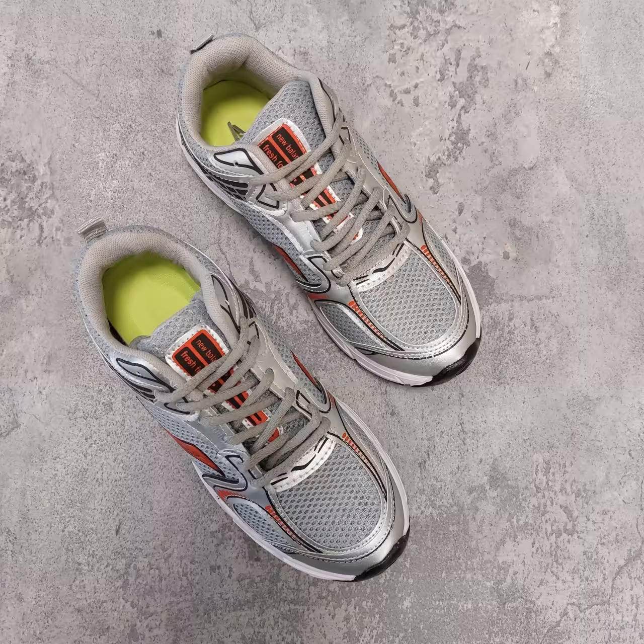 کتانی مردانه حرفه ای مدل ساکونی طوسی قرمز بی واسطه نت