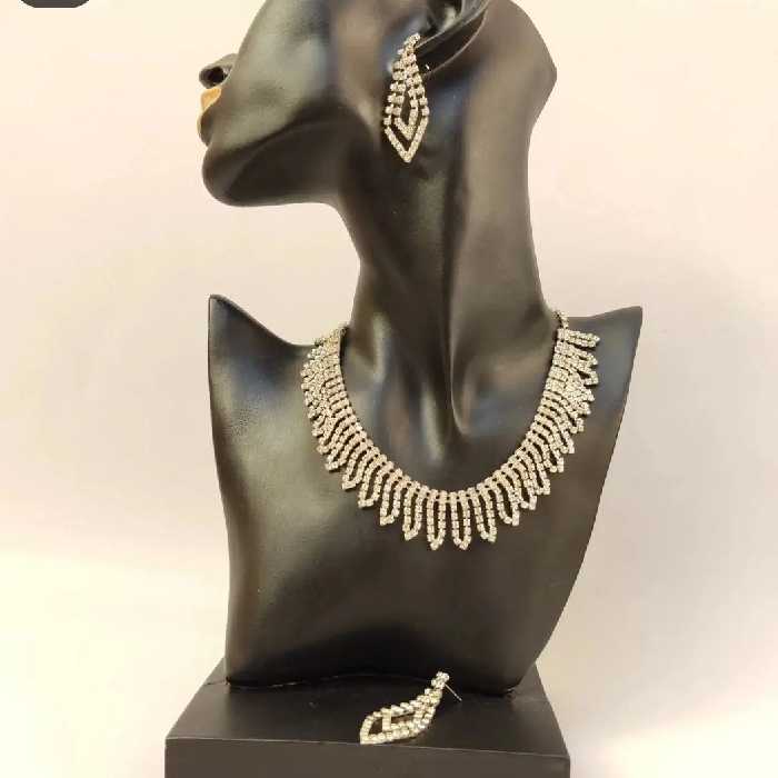 ست لاکچری سه تیکه گوشواره گردنبند دستبند کریستال نگین 