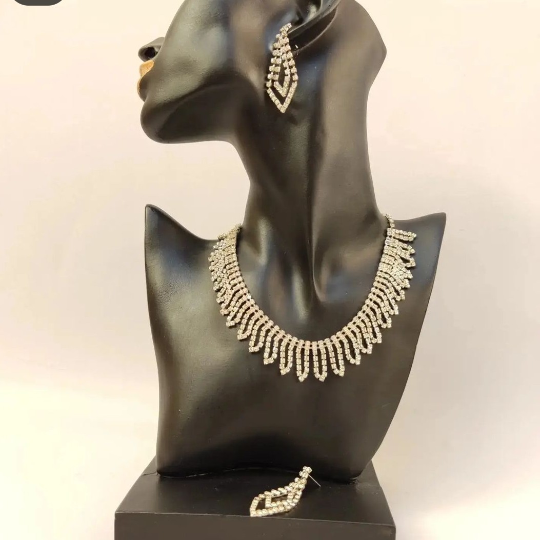 ست لاکچری سه تیکه گوشواره گردنبند دستبند کریستال نگین 