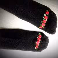 جوراب مشکی گلدوزی شده طرح زرین قرمز 