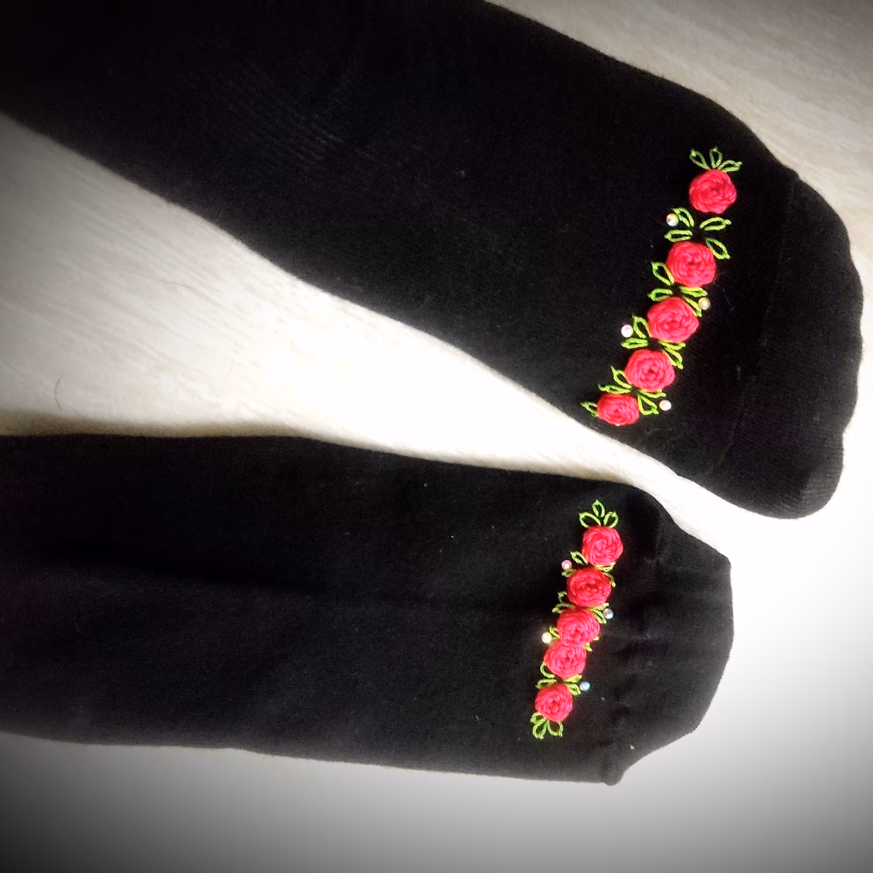 جوراب مشکی گلدوزی شده طرح زرین قرمز 