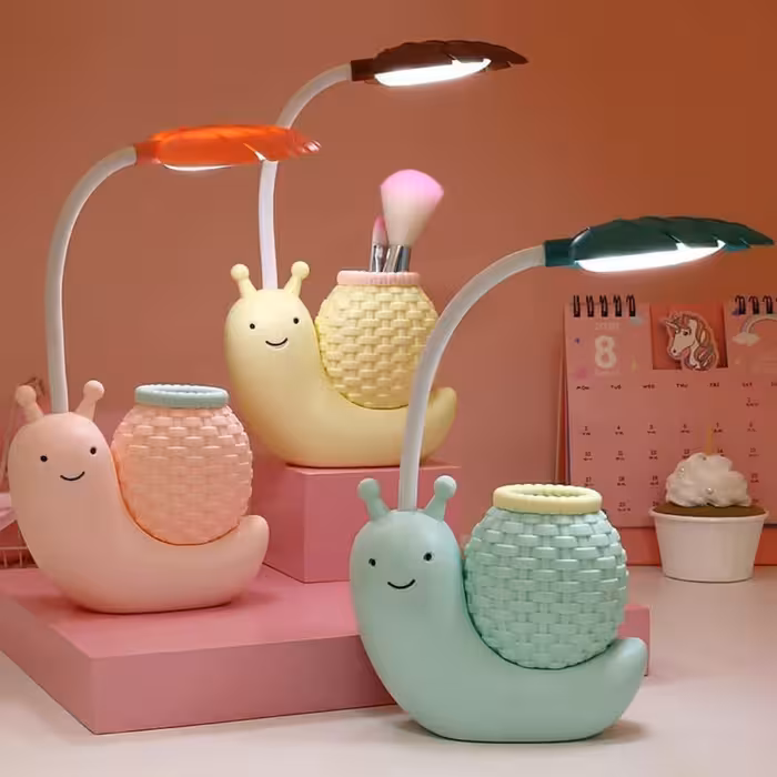 چراغ مطالعه رومیزی شارژی ال ای دی LED جا قلمی و خودکاری طرح حلزون