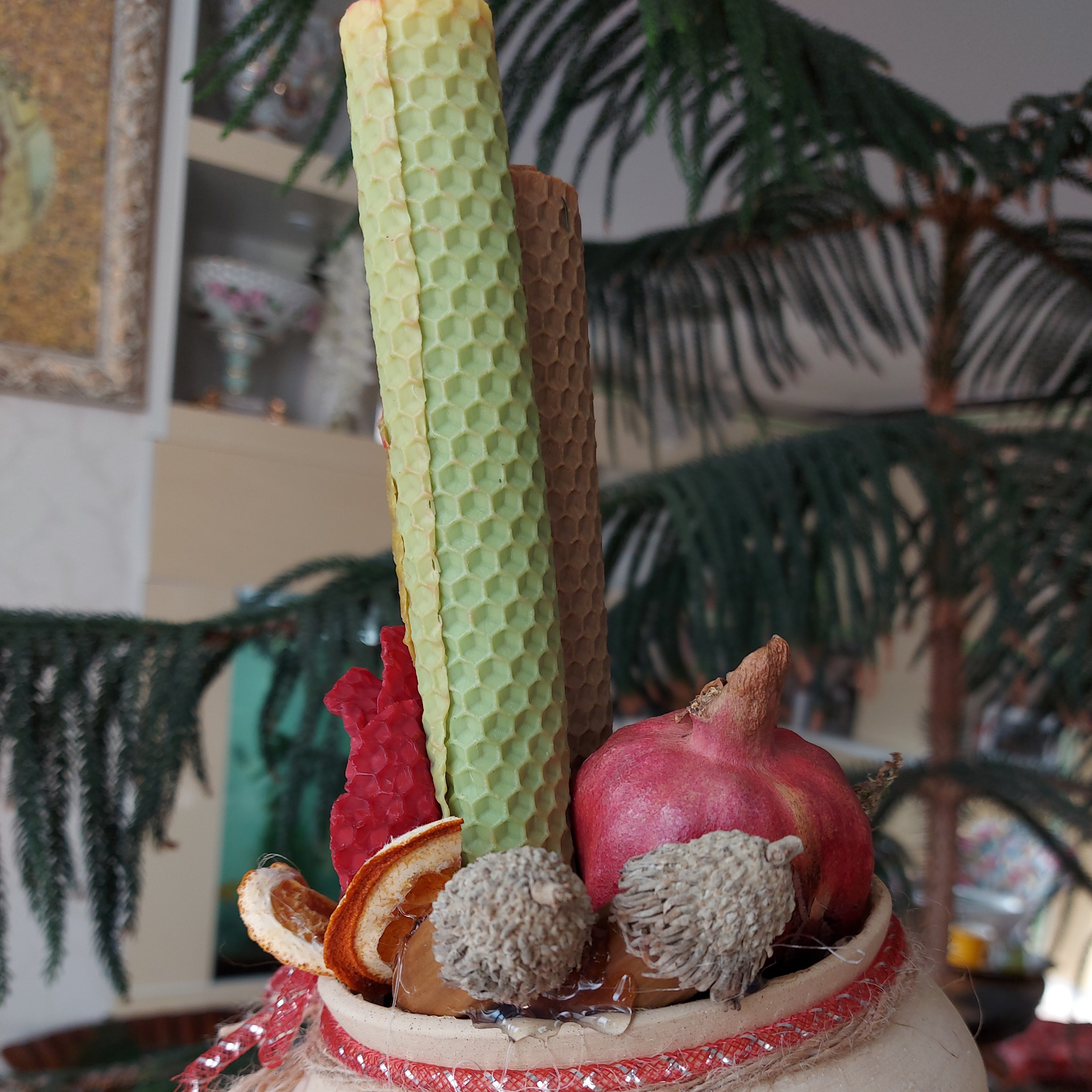 شمع موم عسلی رز قرمز تزیین شده در ظرف سفال