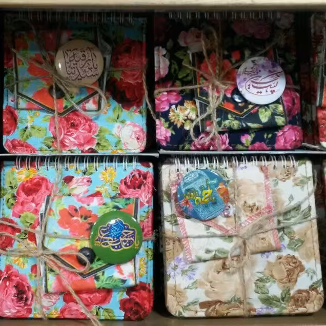 پک گل گلی 
دفتر و جانماز و پیکسل 
جلد پارچه ای 
ابعاد دفتر 13 ×13

