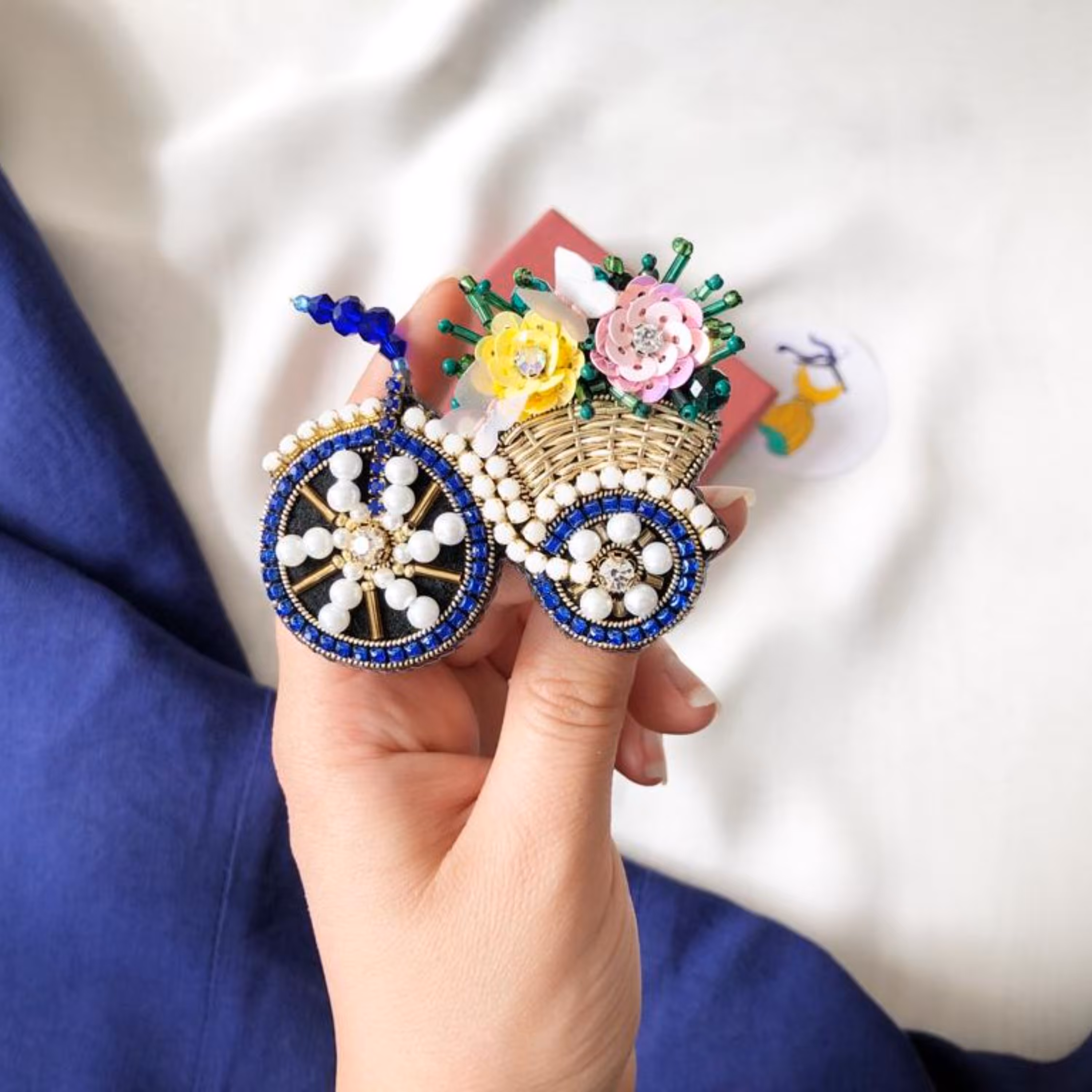 سنجاقسینه جواهردوزی طرح دوچرخه ابی