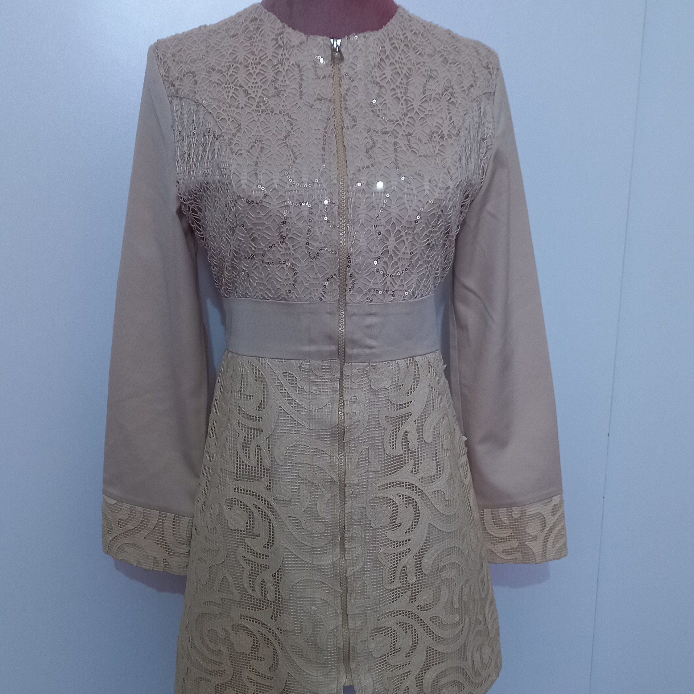 مانتو عروس بالاتنه گیپور پولک دوزی شده چهار  فصله جلو زیپی