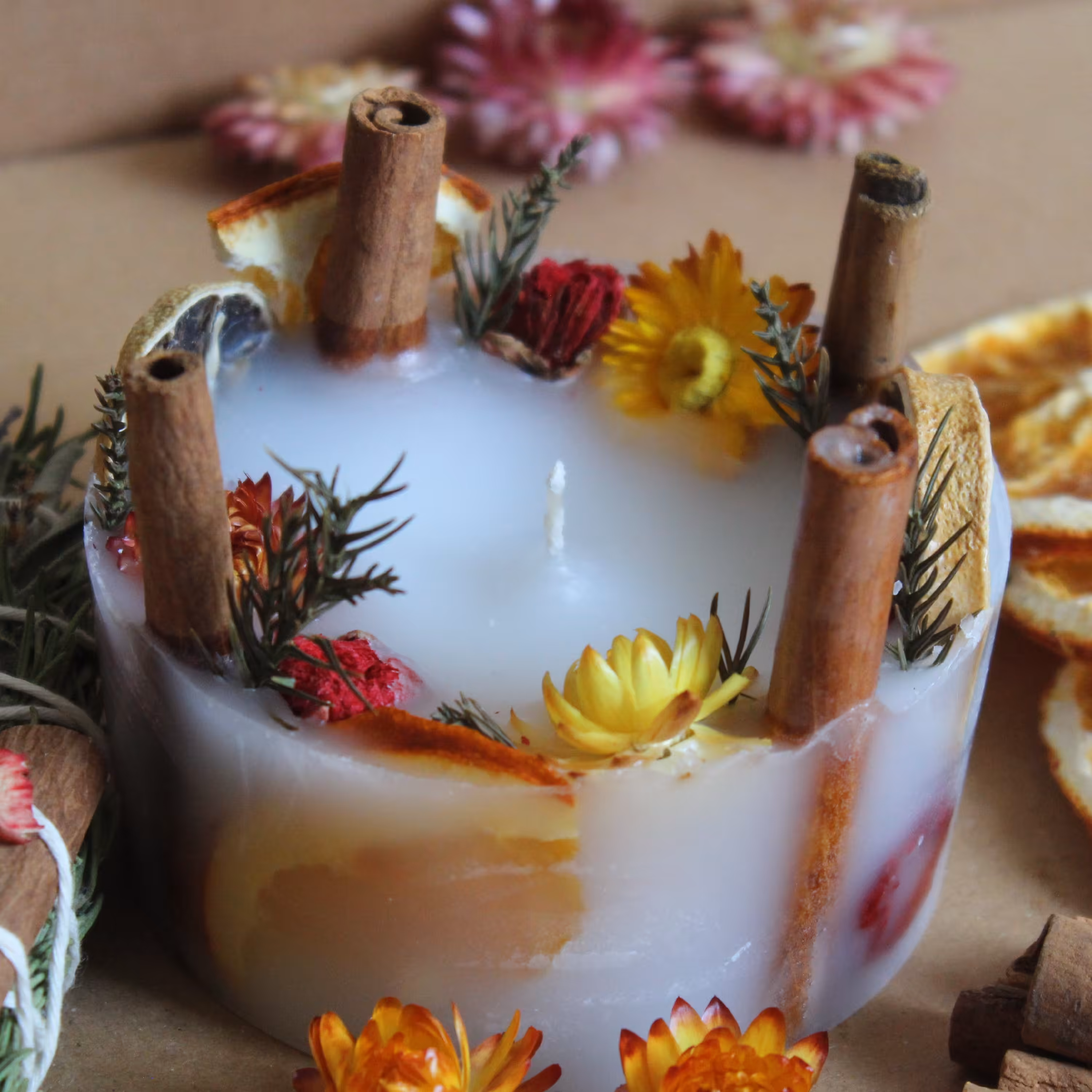 شمع گل و دارچین