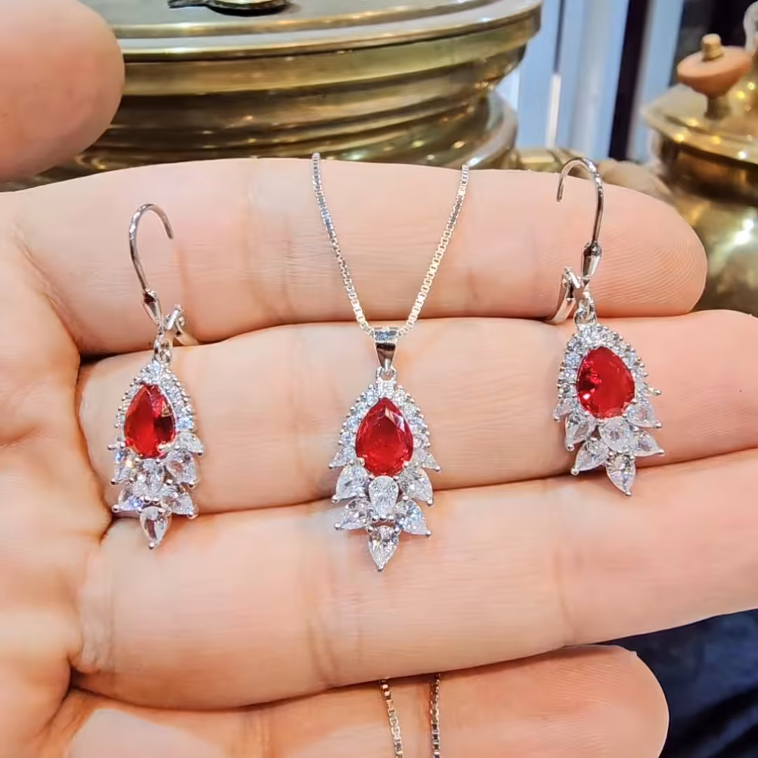 نیم ست جواهری نگین قرمزاشکی نیم ست نقره
نقره عیار 925
ارسال رایگان 