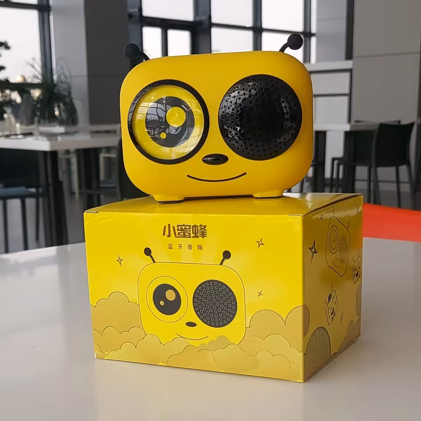 اسپیکر فانتزی زنبور 
ورودی  Type C
دارای کابل aux 
رم خور 
پرتاب صدا 10m 
باطری 1200mAh 
مدت زمان استفاده 7 ساعت
