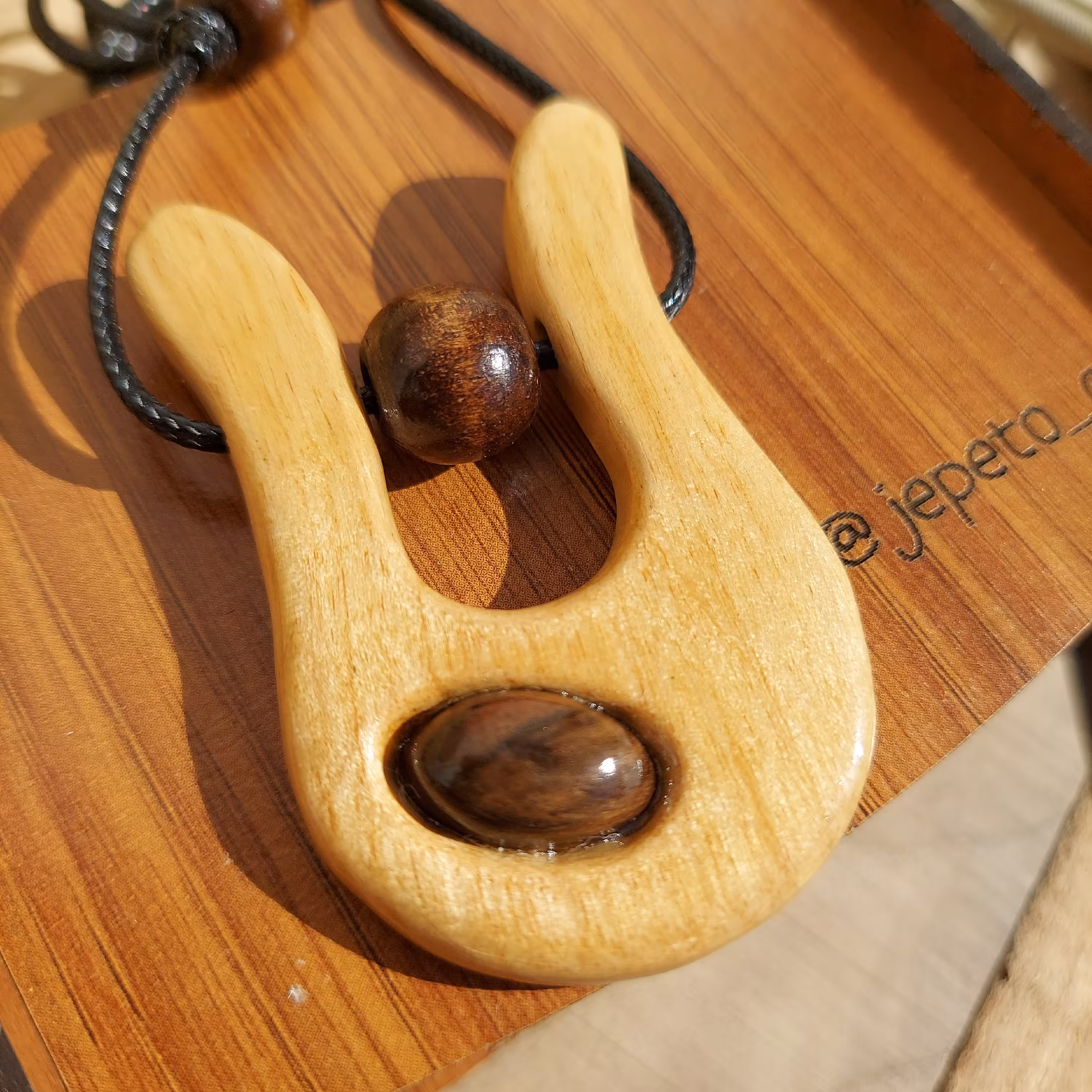 گردنبند چوبی دستساز  طرح نگین (113)