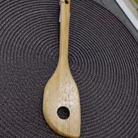 کفگیر چوبی وسط سوراخ دار