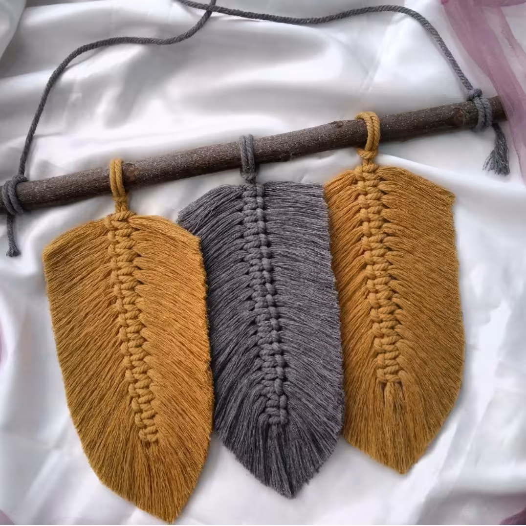 دیوارکوب مکرومه بافی طرح سه برگ طوسی خردلی