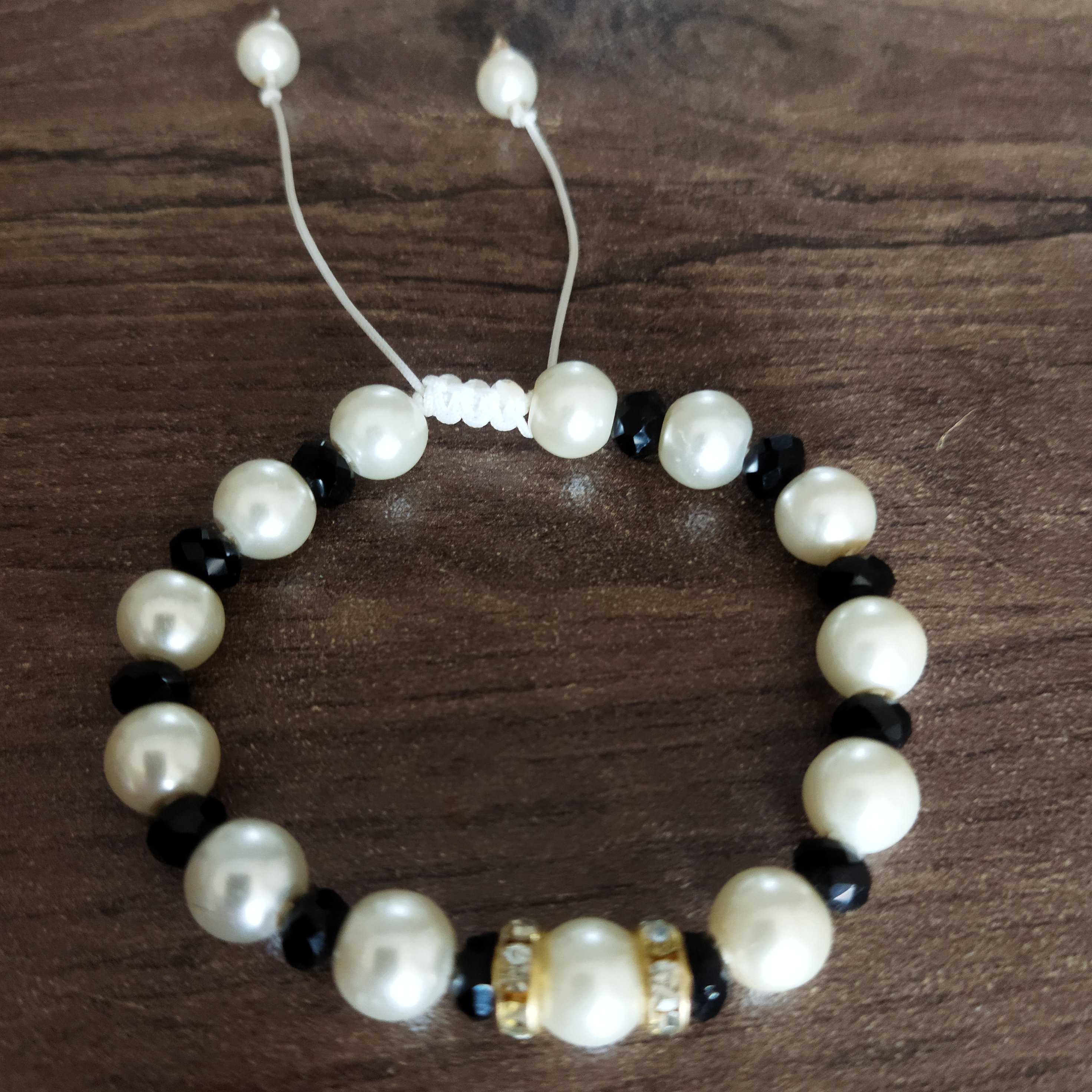 دستبند سفیدمشکی