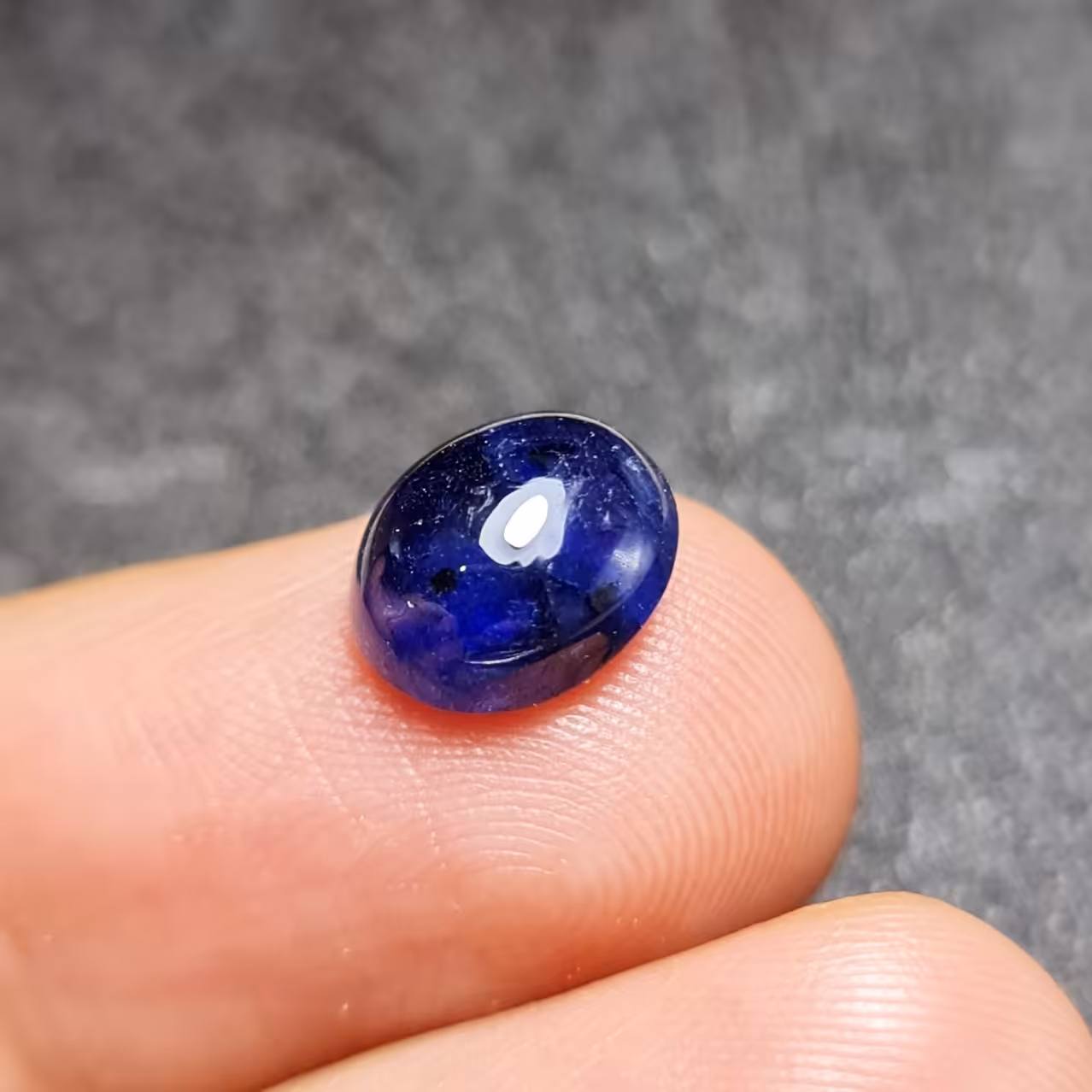  نگین زیبای سنگ یاقوت کبود خوش رنگ معدنی با وزن 4 قیراط 
کد 28716
