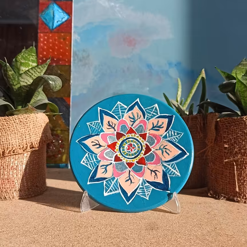 طرح گل سنتی زمینه فیروزه ای نقاشی روی سفال رنگ اکرلیک قطر15سانت قابل شستشوباآب سردوابر جلا خورده وبراق