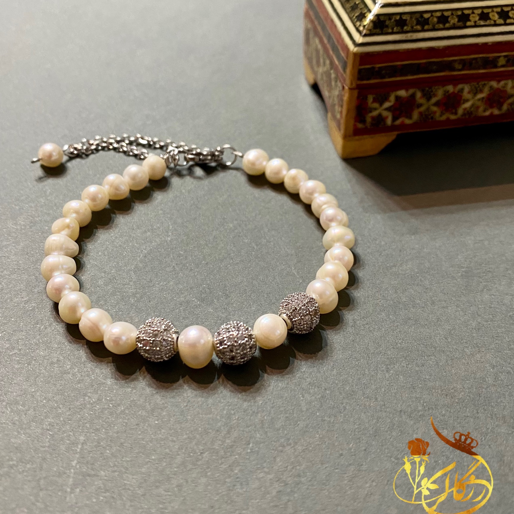 دستبند مروارید و سواروسکی نقره ای رنگ ثابت کد 237