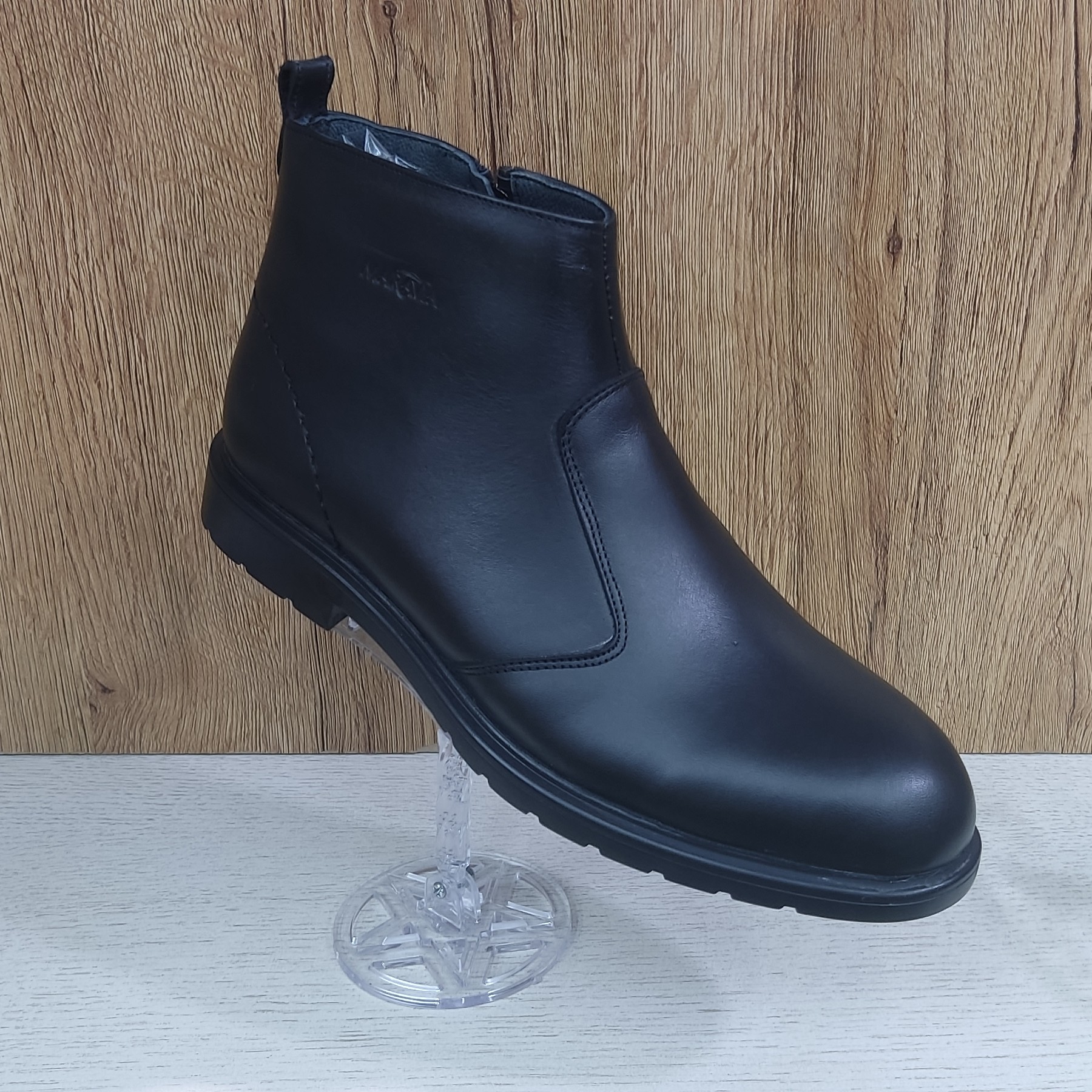 نیم بوت تمام چرم مدل ژیپی
زیره پی یو
راحت و بادوام 
مناسب برای استفاده روزمره
رنگ موجود مشکی