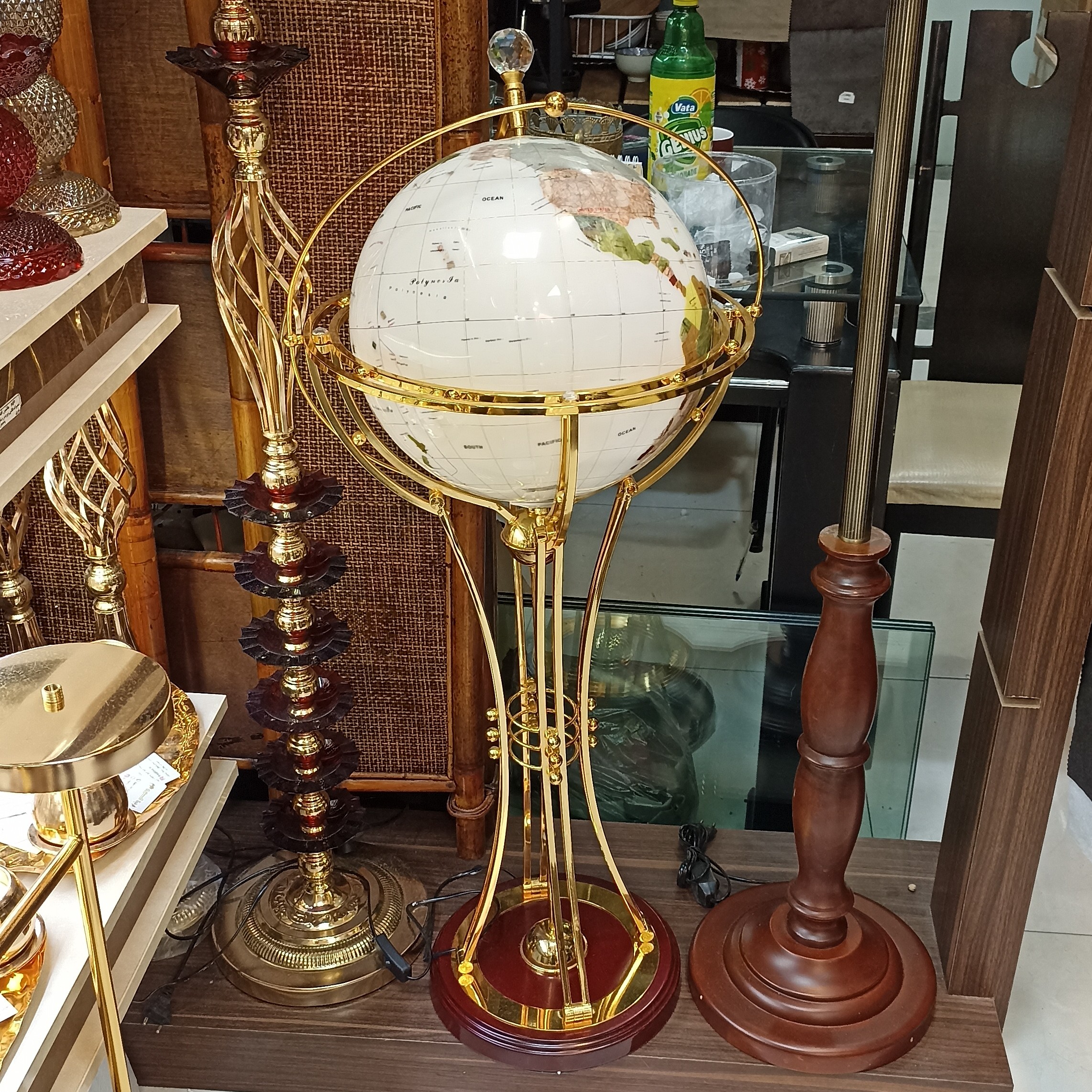 گوی کره چراغدار حرکتی وارداتی طلایی هزینه ارسال بعهده مشتری عزیز میباشد 