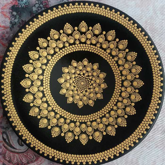 بشقاب سفالی تزیینی نقطه کوبی شده طلایی قطر 30 سانت ضد آب و قابل شستشو دارای قلاب فلزی جهت نصب