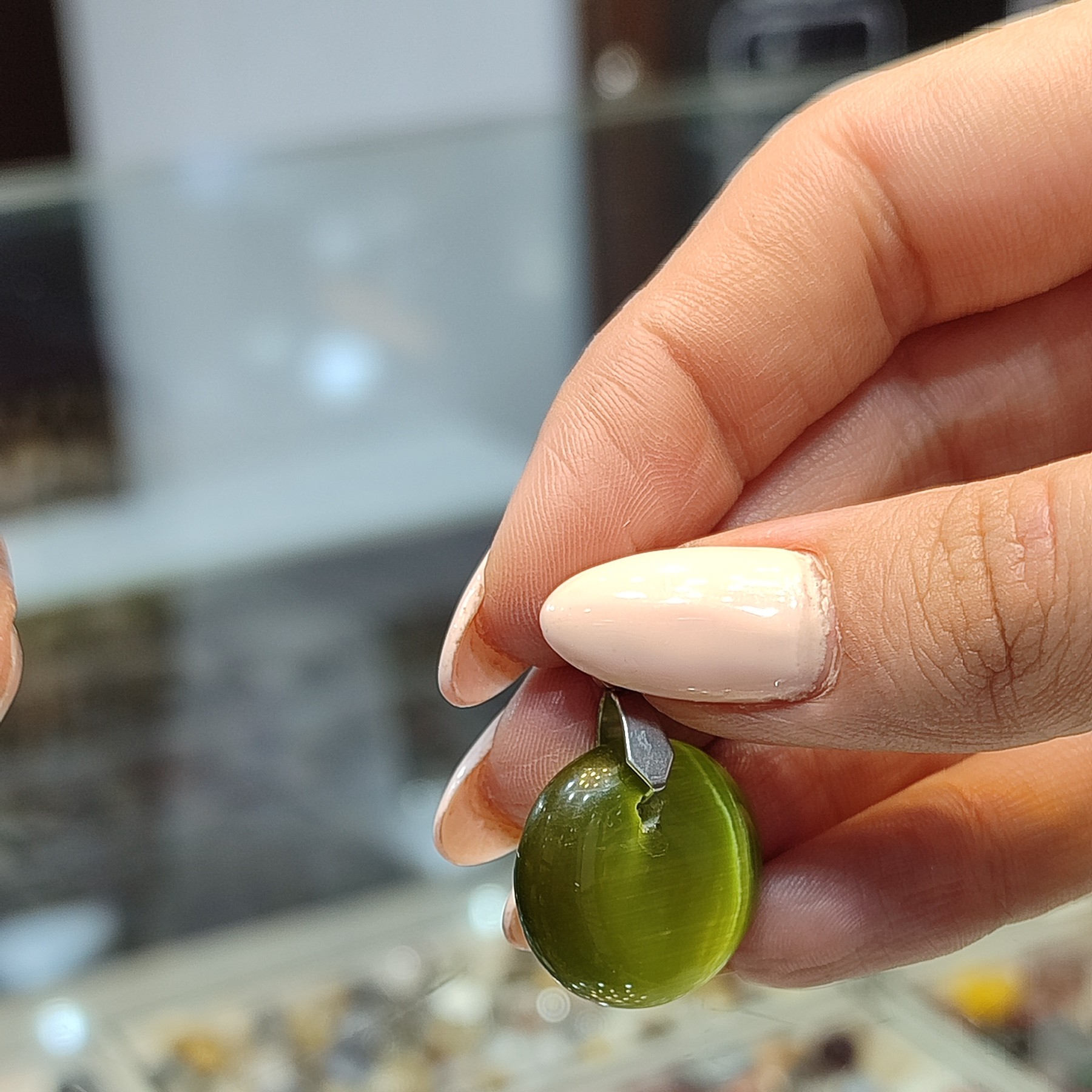 گردنی نگین چشم گربه سبز  با بازی رنگ فوق العاده