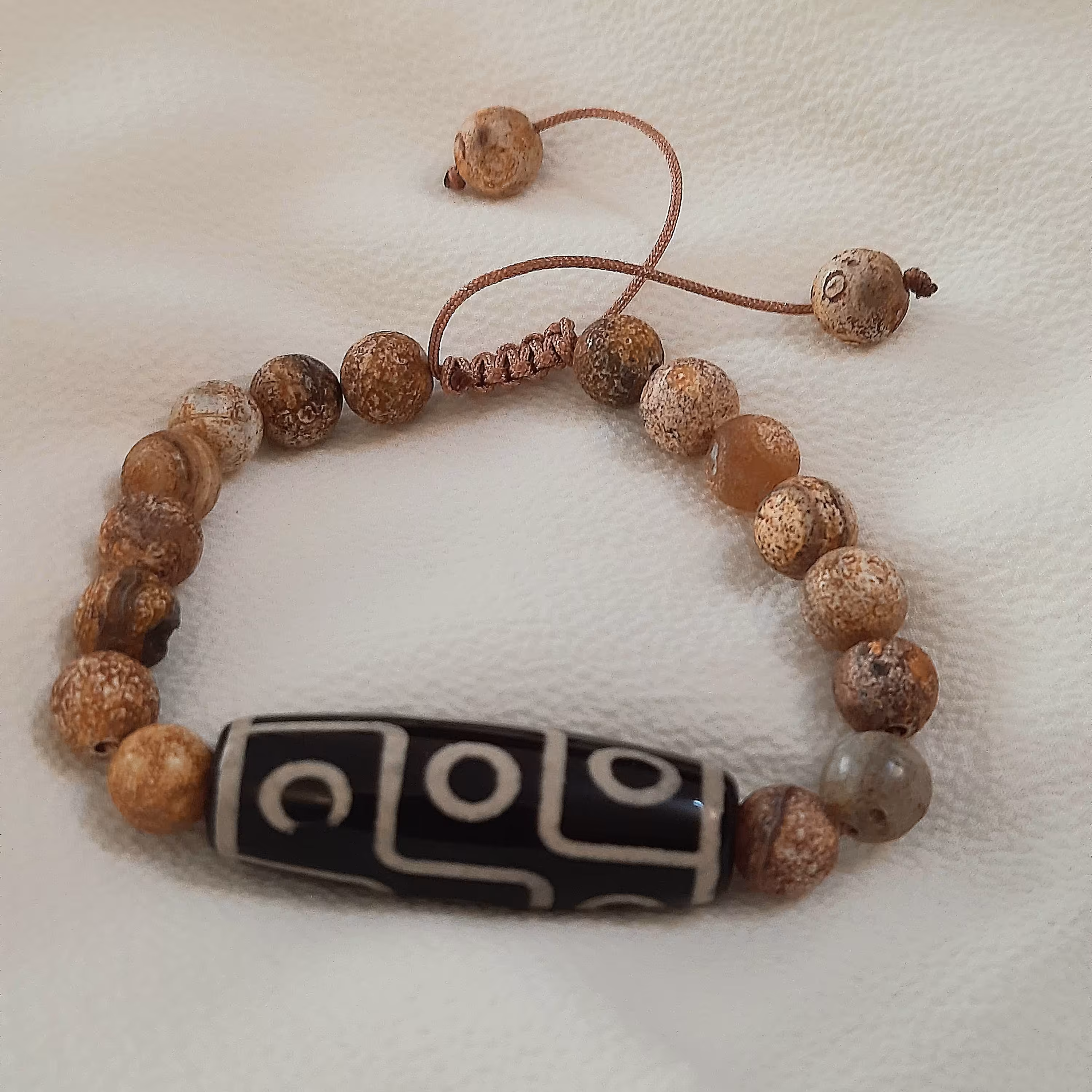 دستبند سنگ جاسپر خاکی با مهره تبتی