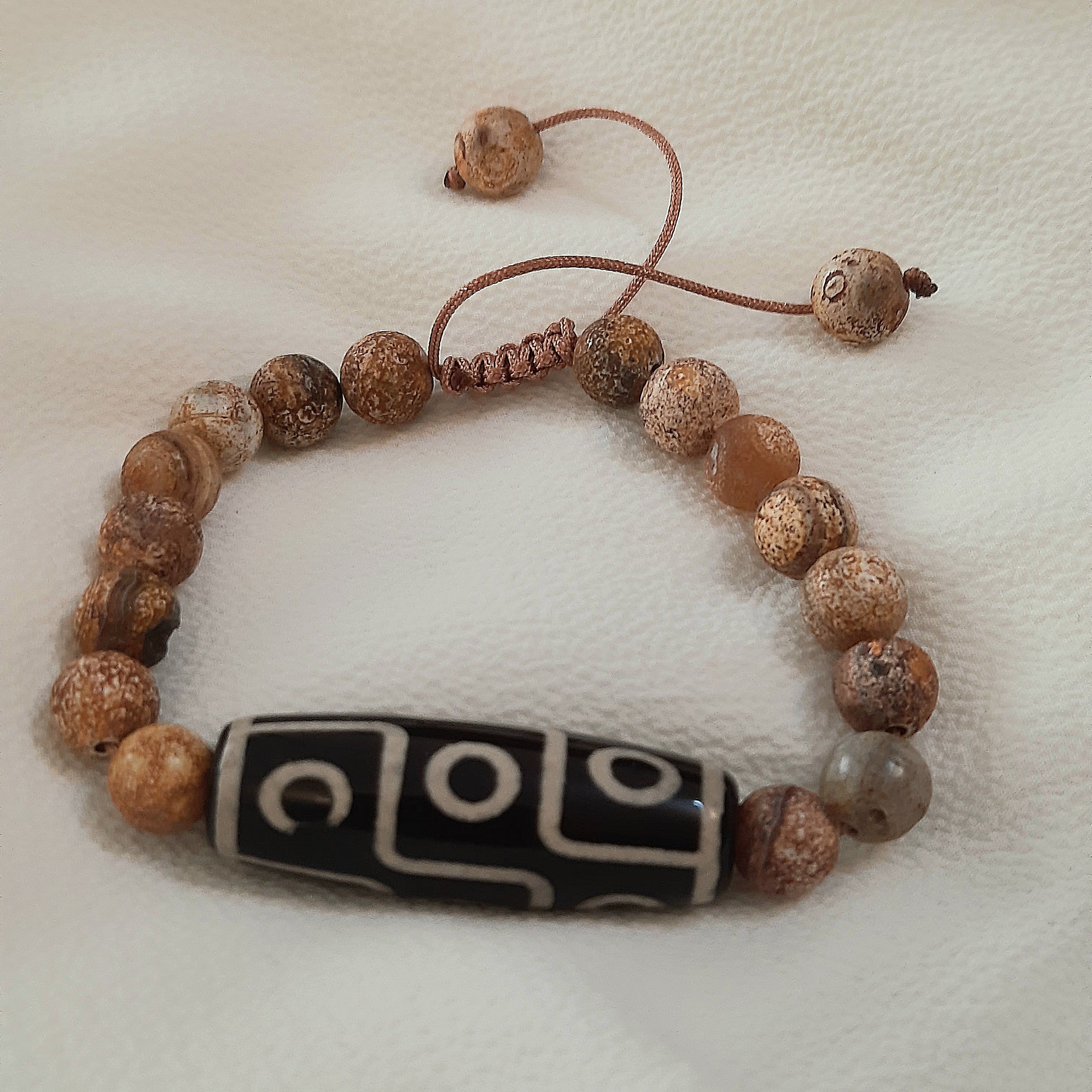 دستبند سنگ جاسپر خاکی با مهره تبتی