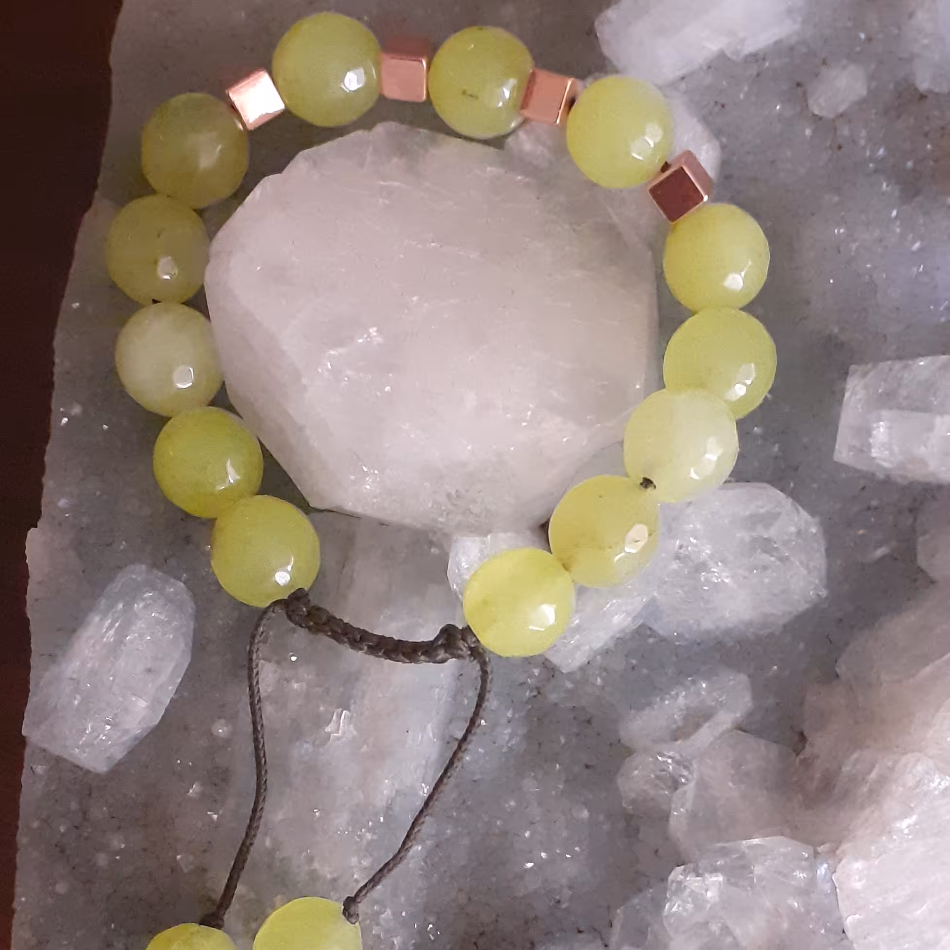 دستبند سنگ اصل عقیق سبز فسفری با رنگی خاص با بند کش 