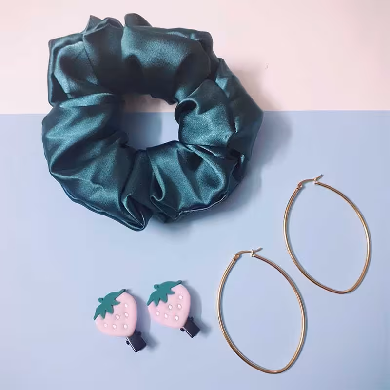 پک هدیه دخترانه مقرون به صرفه شامل یک جفت گوشواره هندسی، ی جفت گیره انبری کوچک عروسکی،یک کش مو بزرگ ساتن