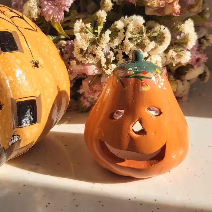 جاشمعی کدو تاج گلدار ابعادتقریبی 9در8سانتیمتر طراحی شده با دست و رنگ اکریلیک قابل نصب آسان و شستشو با اسکاج نرم