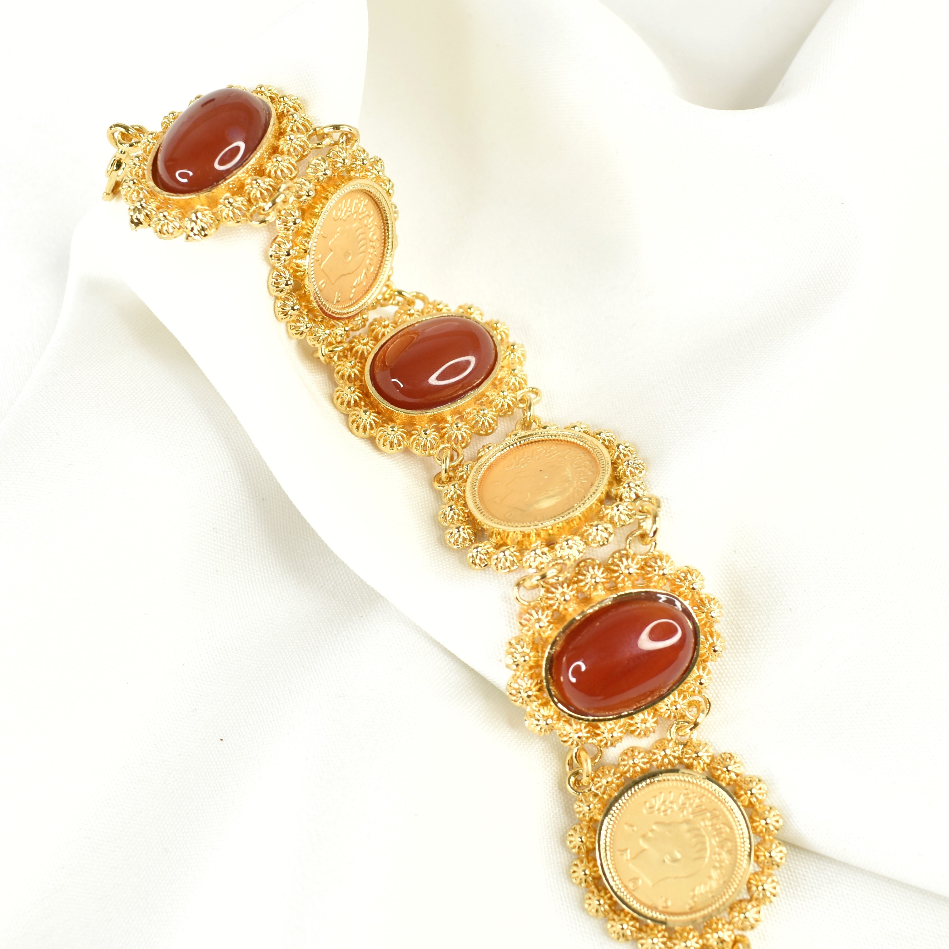 دستبند طرح الیزابت با نگین های عقیق برند ژوپینگ کد 8834