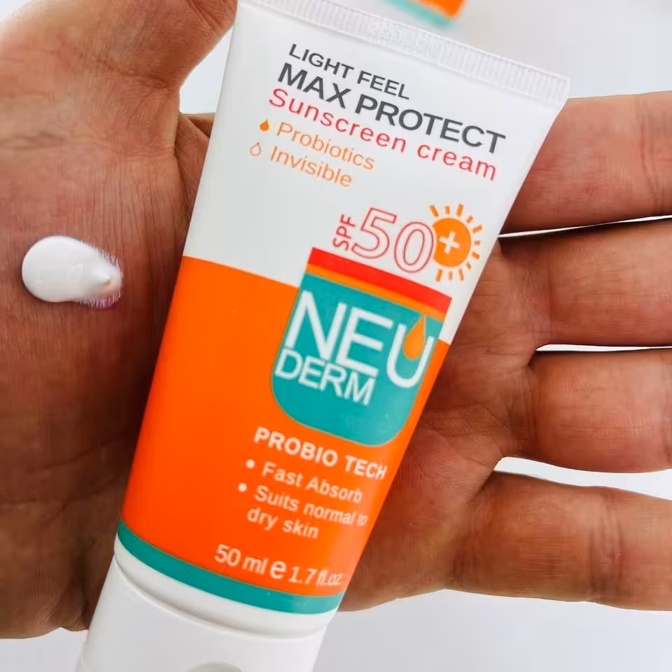  
کرم ضد آفتاب بی رنگ مکس پروتکت انواع پوست نئودرم SPF50