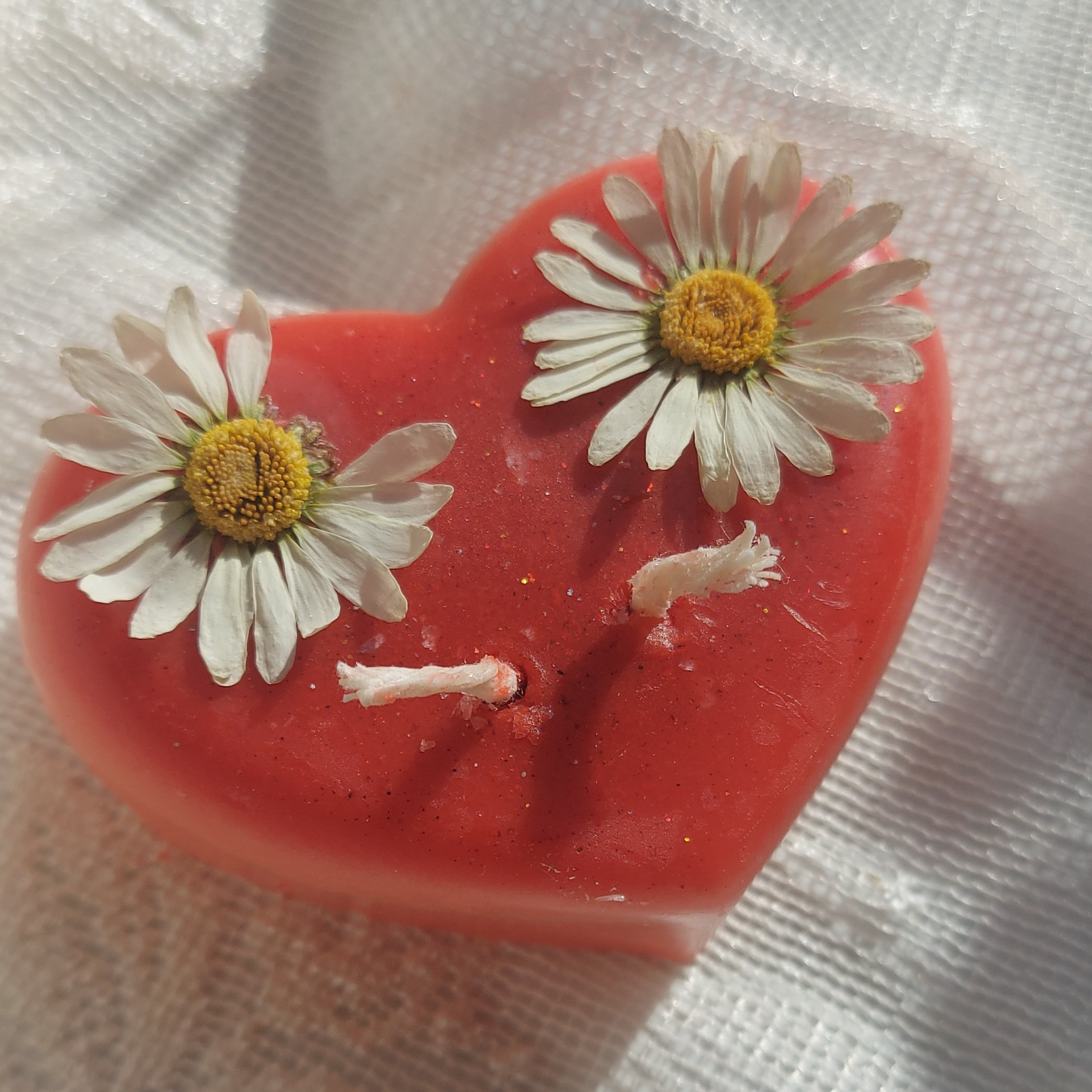 شمع قلب و گل بابونه