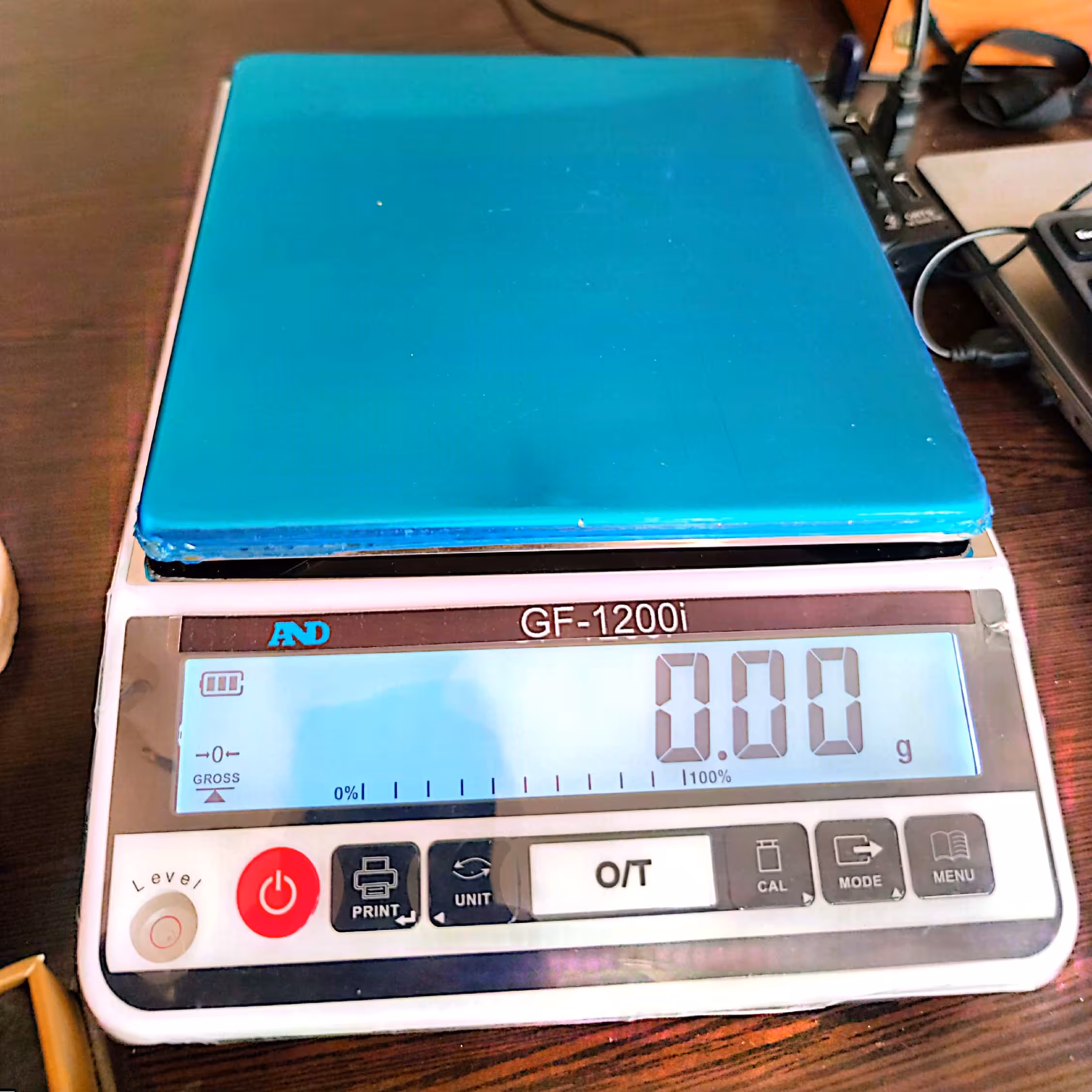 ترازو آزمایشگاهی  و طلا فروشی 