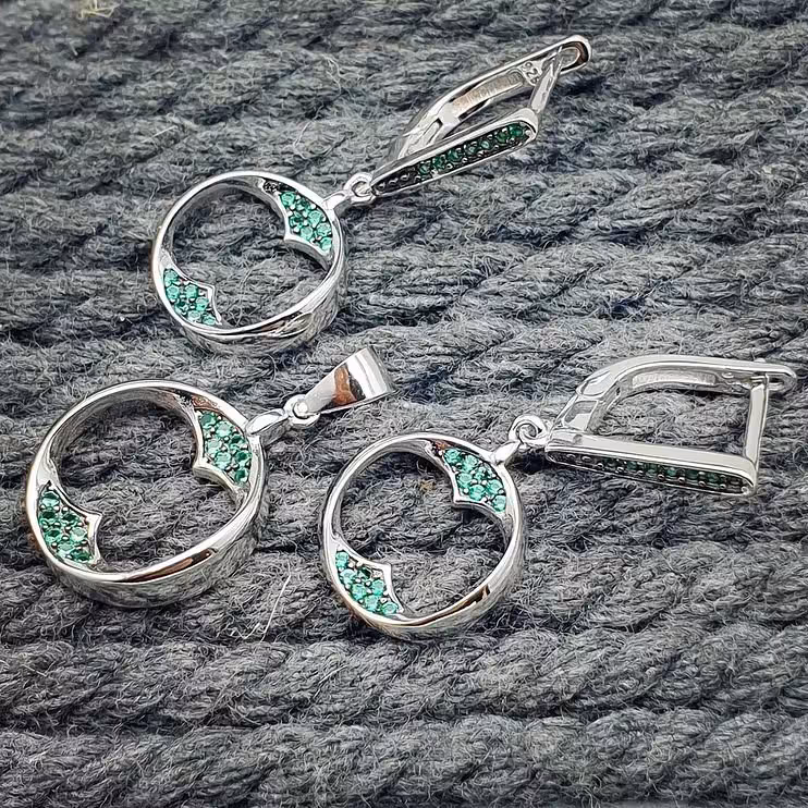 نیم ست تمام نقره زیبای زنانه با نگینهای میکرو سنتاتیک زمردی به همراه زنجیر نقره