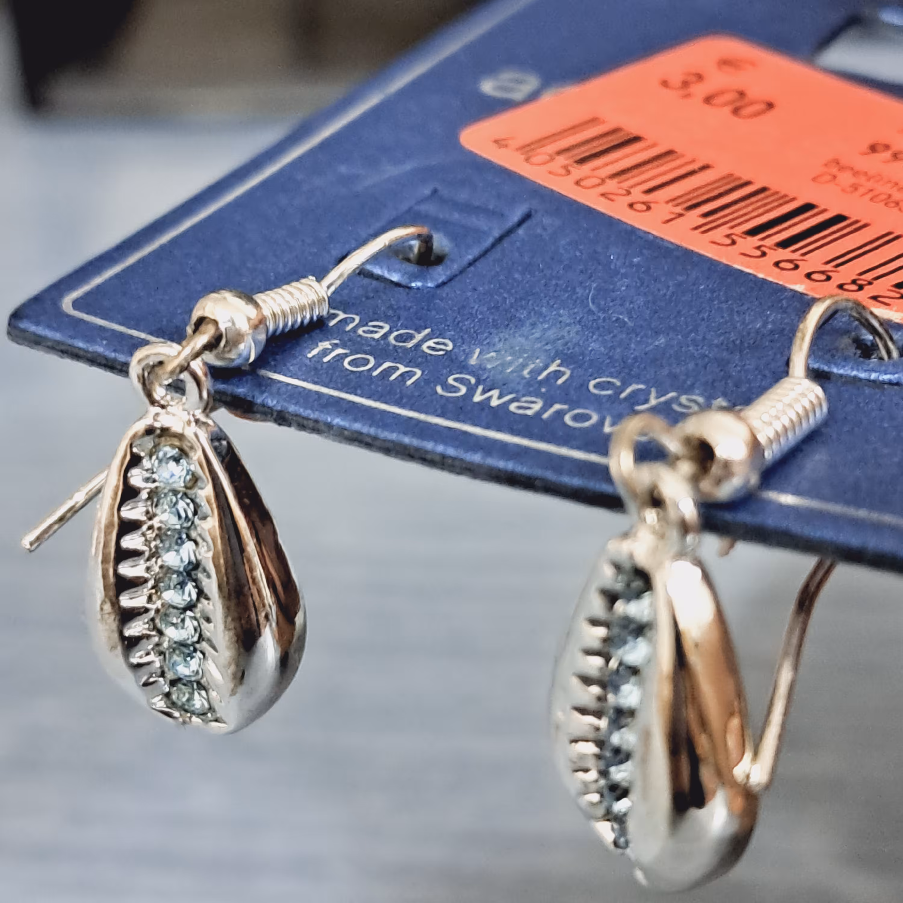 گوشواره آویز سوارسکی جنس فوق العاده با تخفیف ویژه از غرفه ارزانسرای بازار جواهر به قیمت 42 تومان.بدلیجات به قیمت عمده