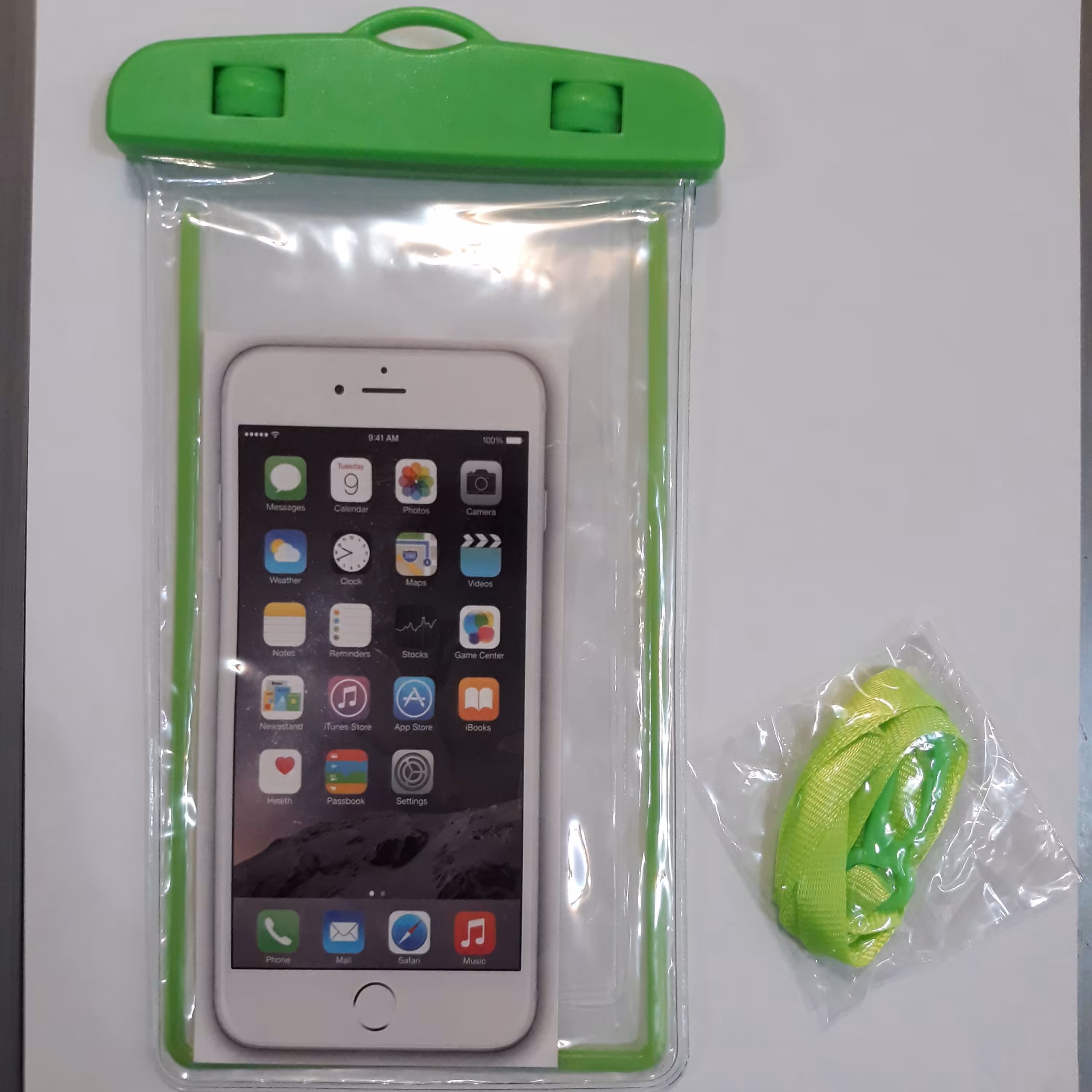 کیف موبایل ضد آب مناسب استفاده در طبیعت گردی  - استخر و سایر - رنگ سبز