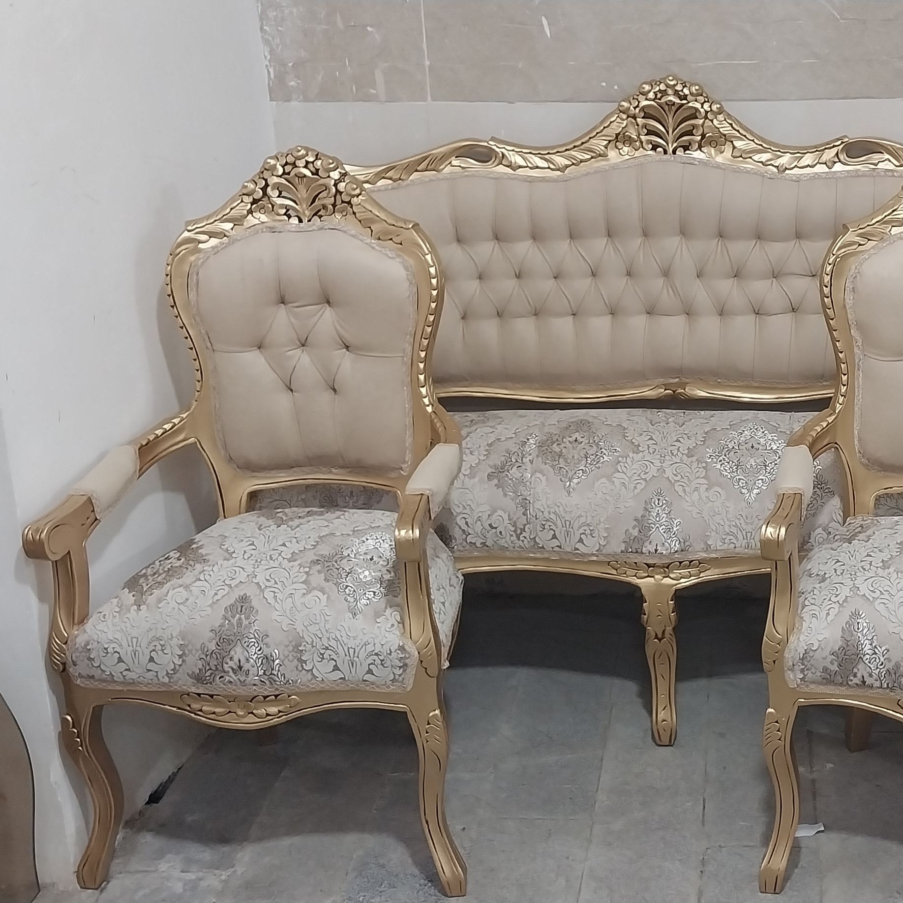 مبل سلطنتی  9نفره چوب راش یا گردو( هزینه ارسال با مشتری) (پس کرایه)